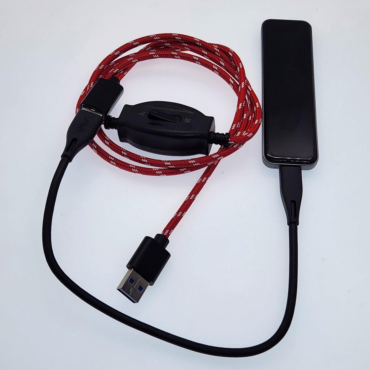 スイッチ付きUSB延長ケーブルなのでType-CやmicroUSBなどのプラグの付いたUSBケーブルとつないで使うのが普通だがデザインやカラーの似合うUSBケーブルは皆無だ