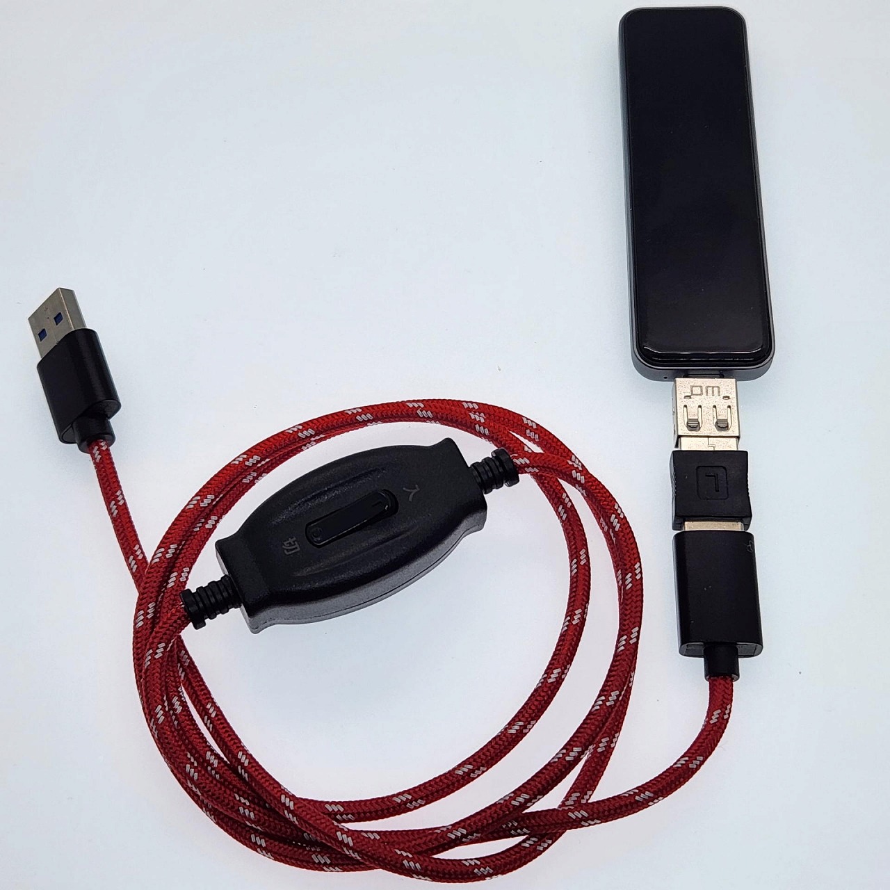 筆者はほかのUSBケーブルをつなぐことなく、USBプラグアダプターを組み合わせてミスマッチかつ違和感の無い遊び方に夢中だ