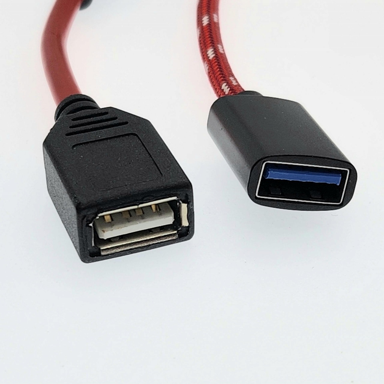 意外とスリムでスッキリとコンパクトなスイッチ付きUSB延長ケーブルのType-Aプラグのメス（写真右）