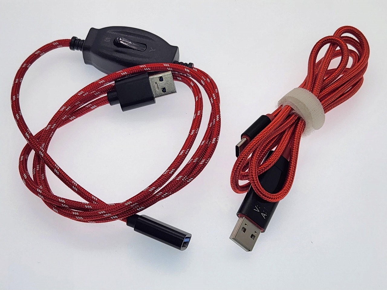 一般的な編み上げタイプのUSBケーブルと同じでシリコンケーブル程フレキシブルでは無く曲がり癖も付く