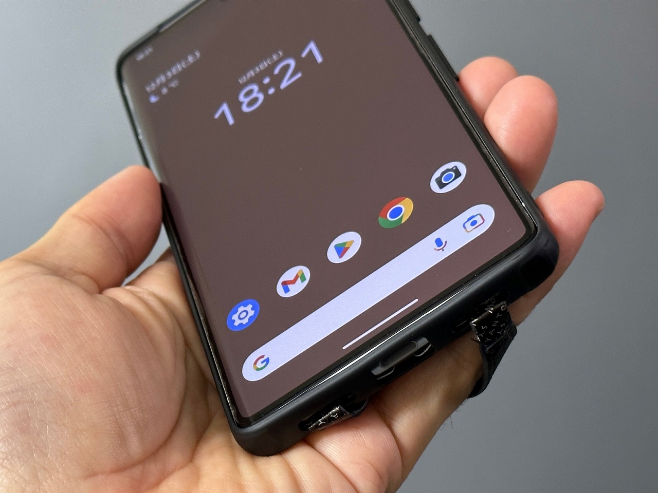 下から見たところ。充電ポートに干渉しないのも利点の一つだ