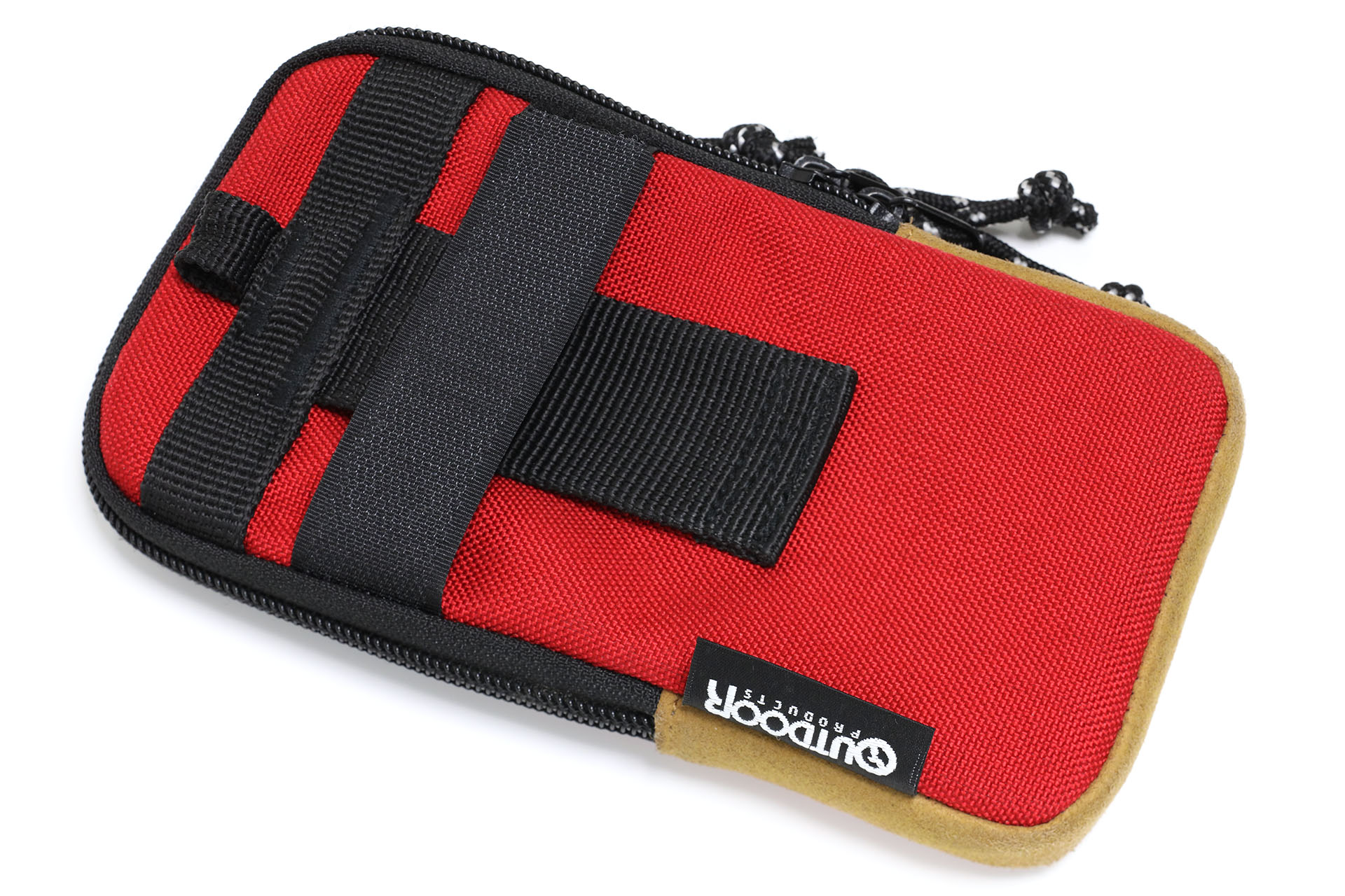 背面にはベルトやストラップに固定するためのループや面ファスナーループがある。上部に小さめのループがあるので、ここにカラビナなどを装着してつるして使うこともできる。