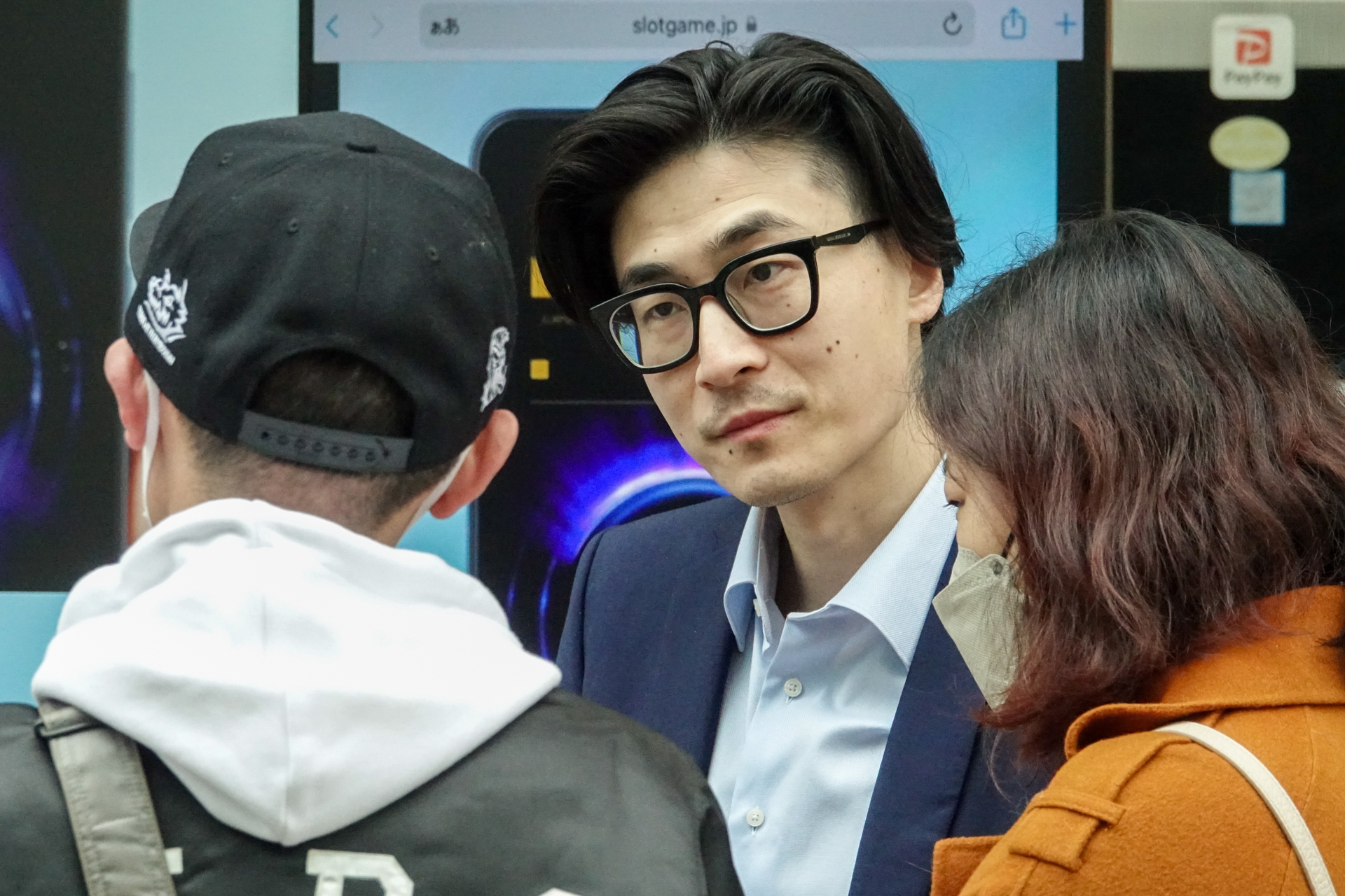 来店者と話すスティーブン氏