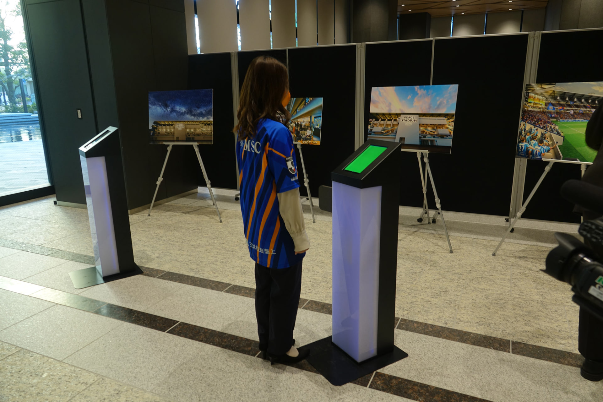 「ユニフォームを着るだけでスタジアム入場」できる入場ゲートも、ジャパネットがスポーツで地域創生を目指す取り組みのひとつ