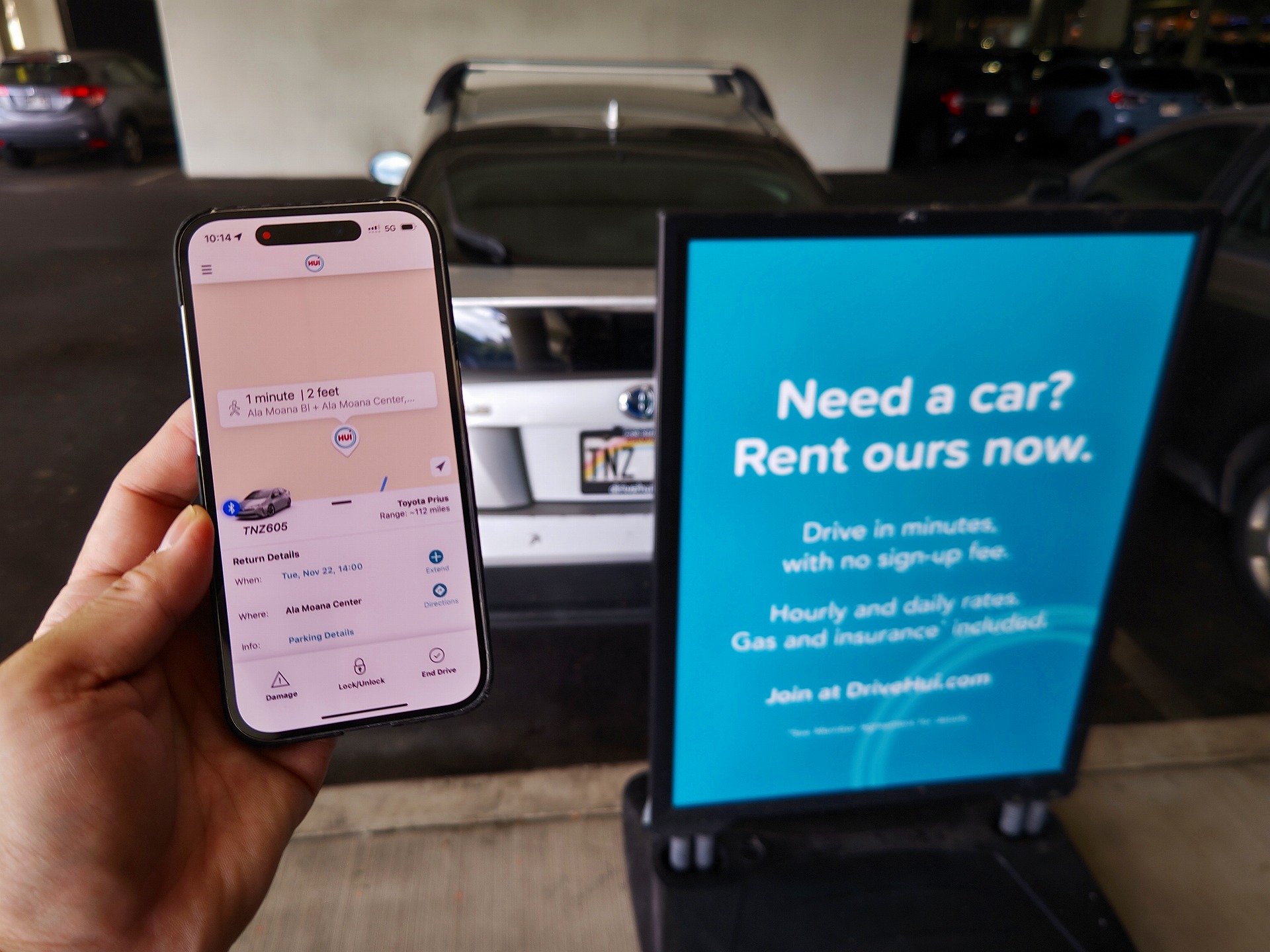 予約したクルマがある駐車場に行って、アプリからドアロックを解除