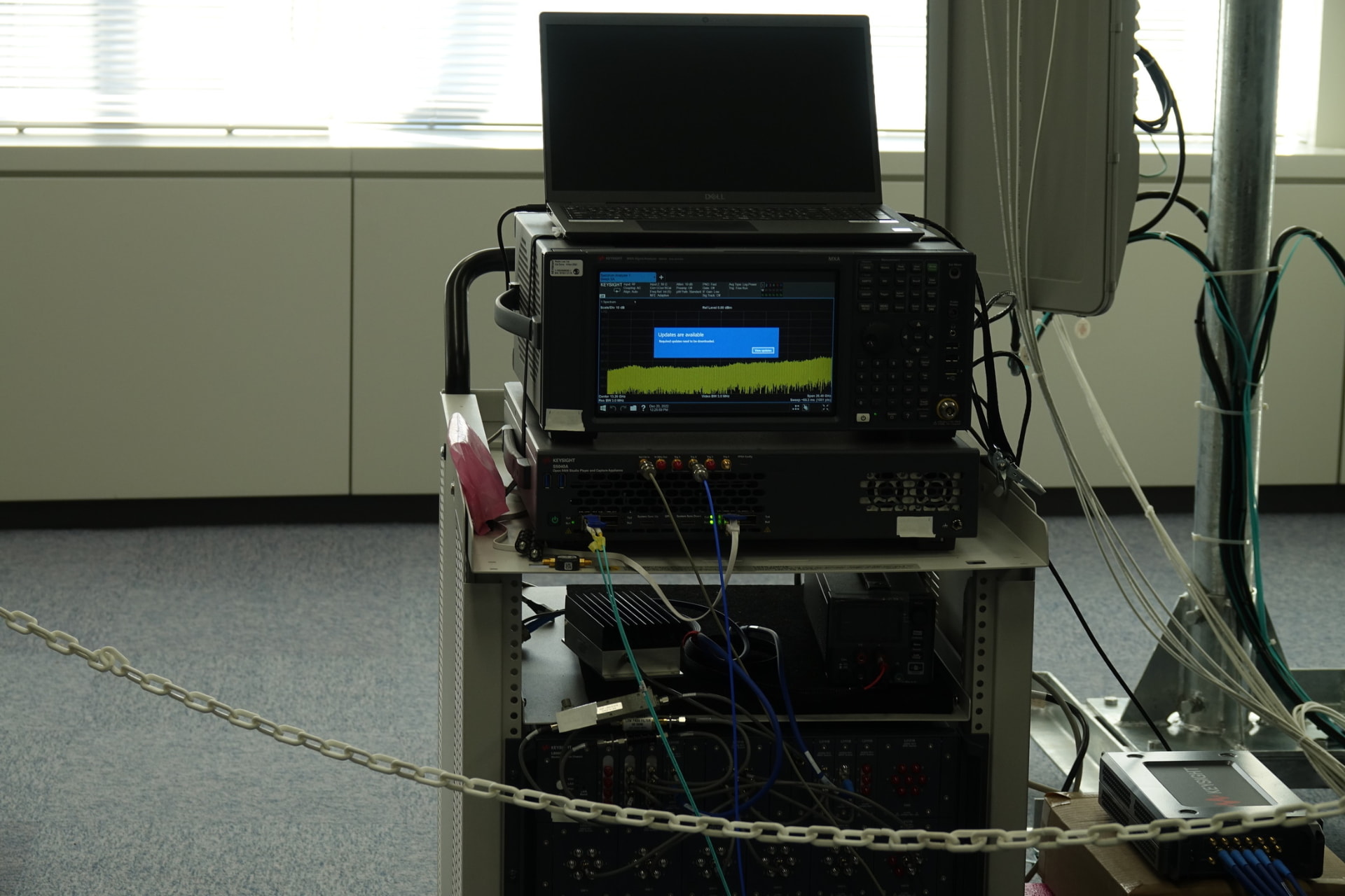データの解析装置。移動できるためそのままドコモの部屋にも