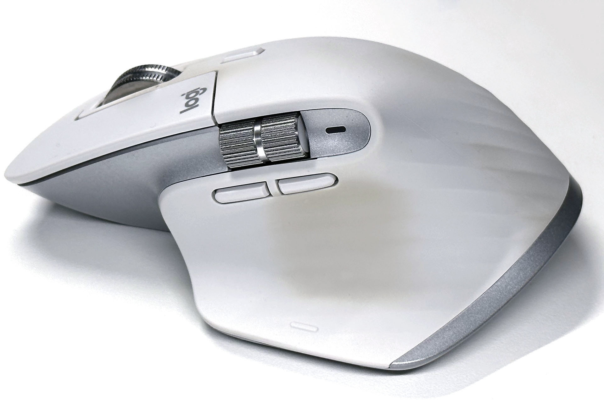 親指が当たる箇所が薄茶色に変色し、少しベタベタしてくる。おそらくブリーディングだと思う。