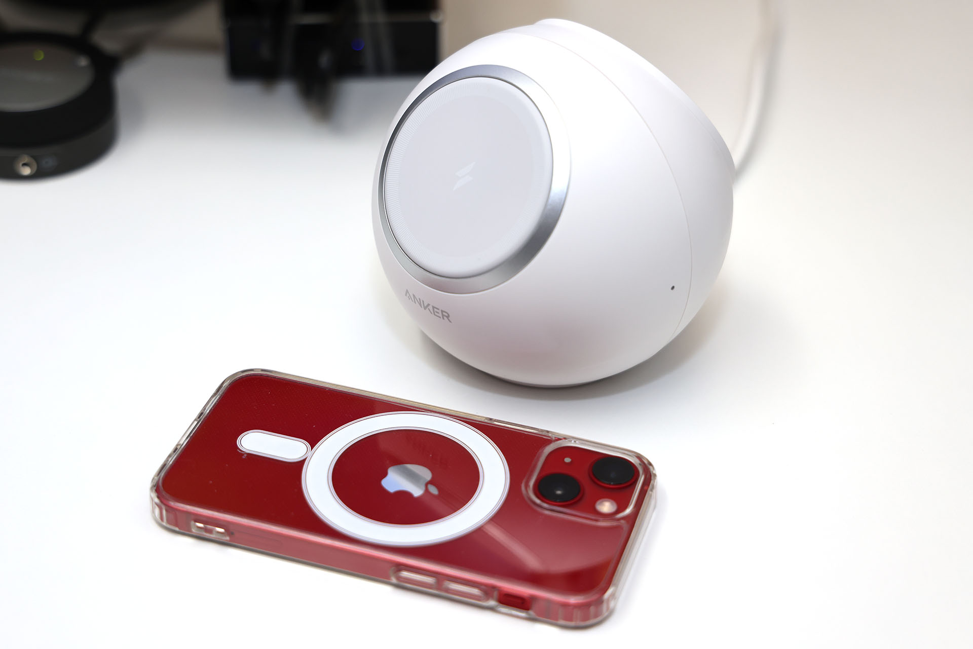 MagSafe対応の充電ステーションで、MagSafe対応iPhoneなどをワイヤレス充電できる。丸くてカワイイ。