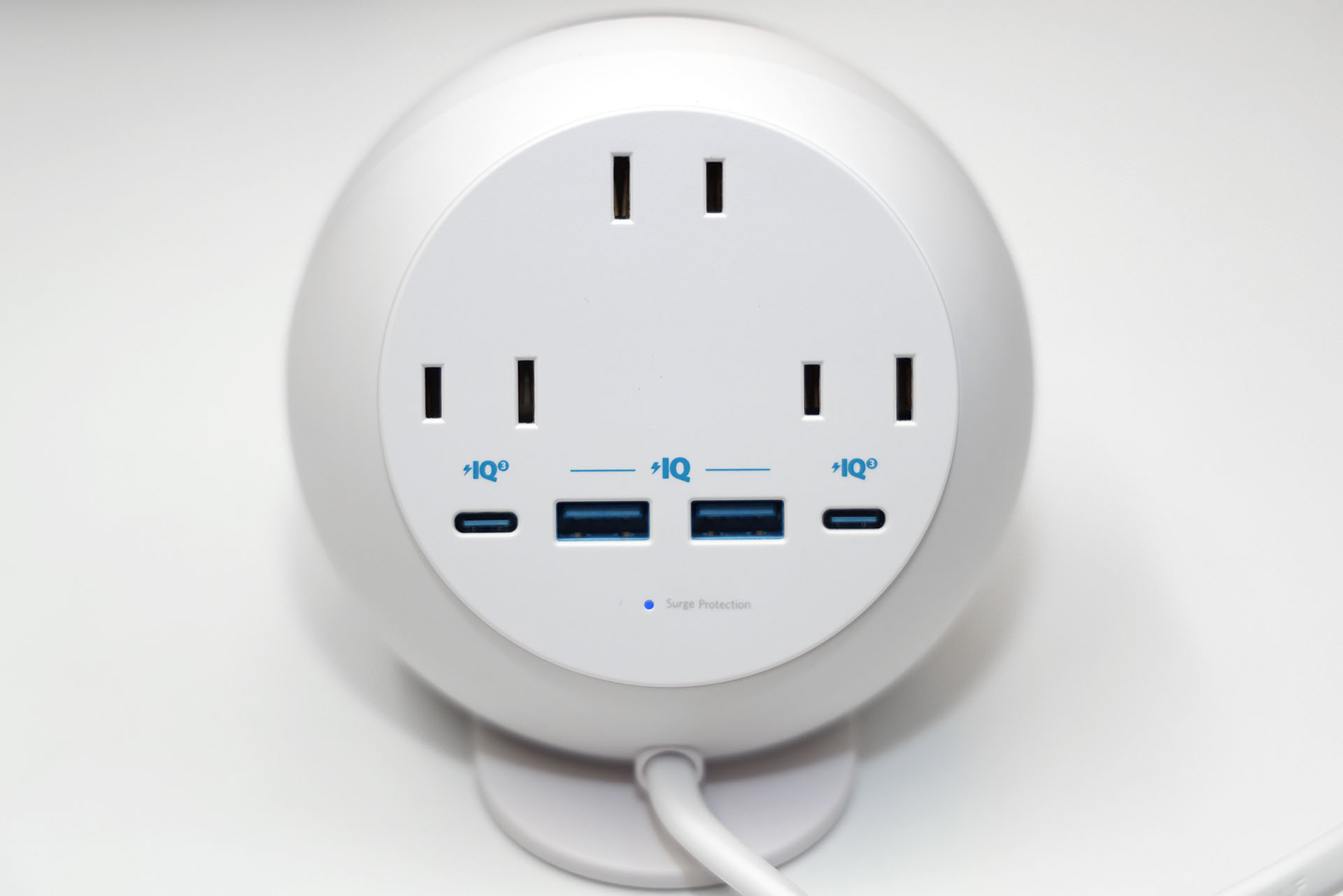 後部には3つのコンセント（ACアウトレット）と4つの充電用USBポートがある。