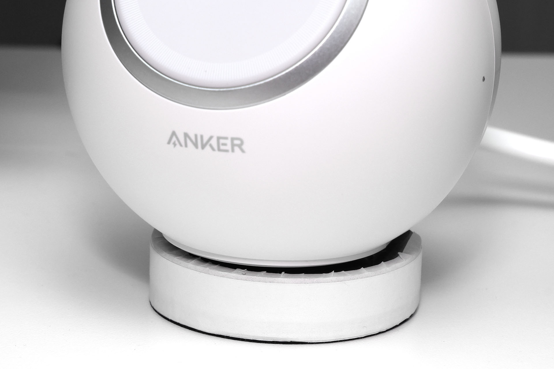 四角い鉄の台のほうが重く、貼り付けたときの使用感が良好だが、丸いのでもなんとかなったので、見栄え優先で丸いのを使用。鉄の台の側部に白のマスキングテープを貼っている。