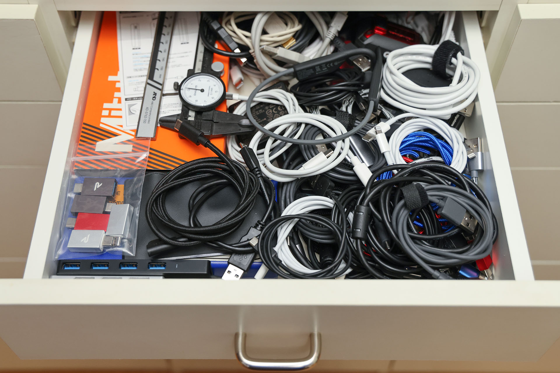ラベル付け前の「USBケーブル置き場」。とくにUSB Type-Cケーブルの性能の違いで混乱をきたしていた。