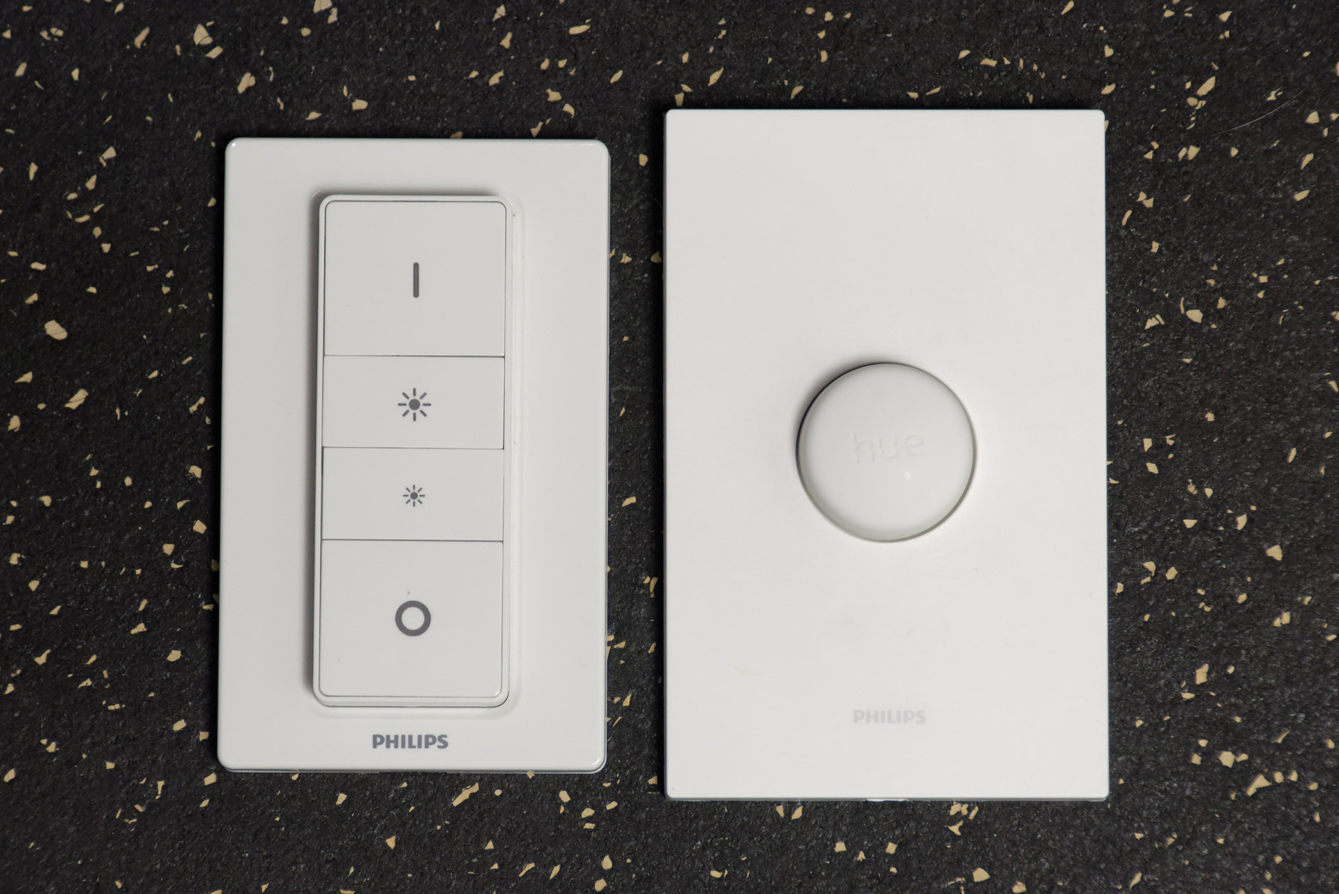 Hueのディマースイッチ（左）とスマート スイッチ（右）