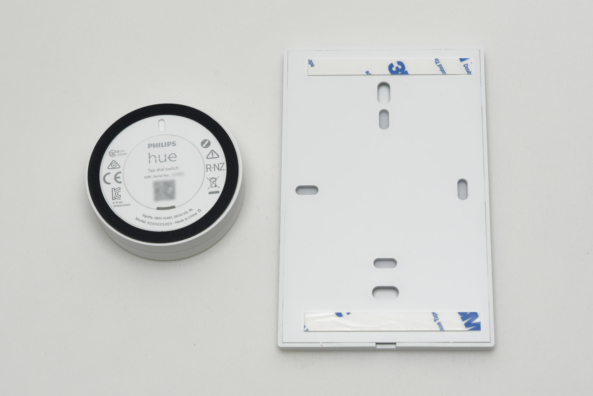 裏側はこんな感じ。台座は両面テープかねじ留めに対応