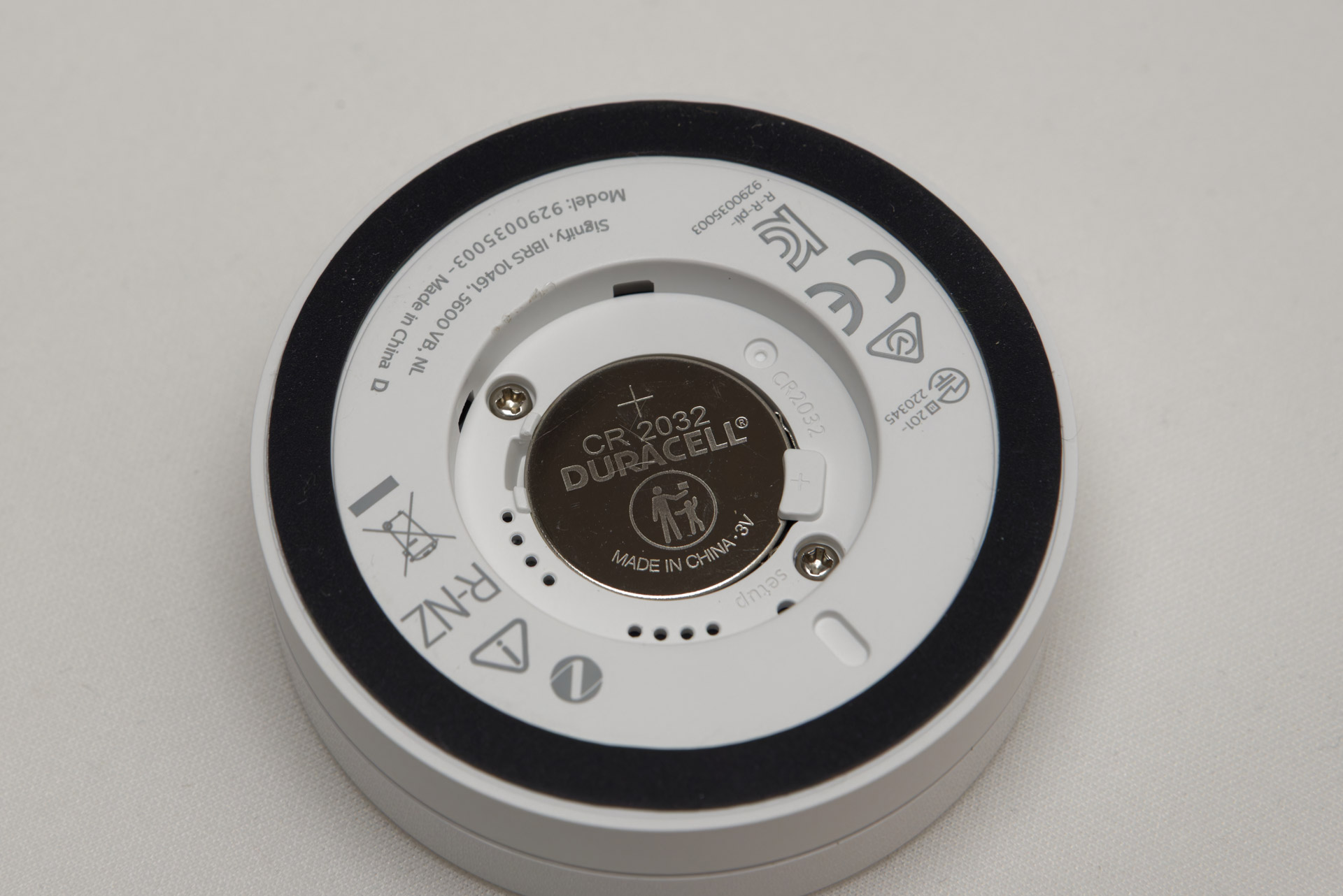 CR2032のボタン電池で駆動する