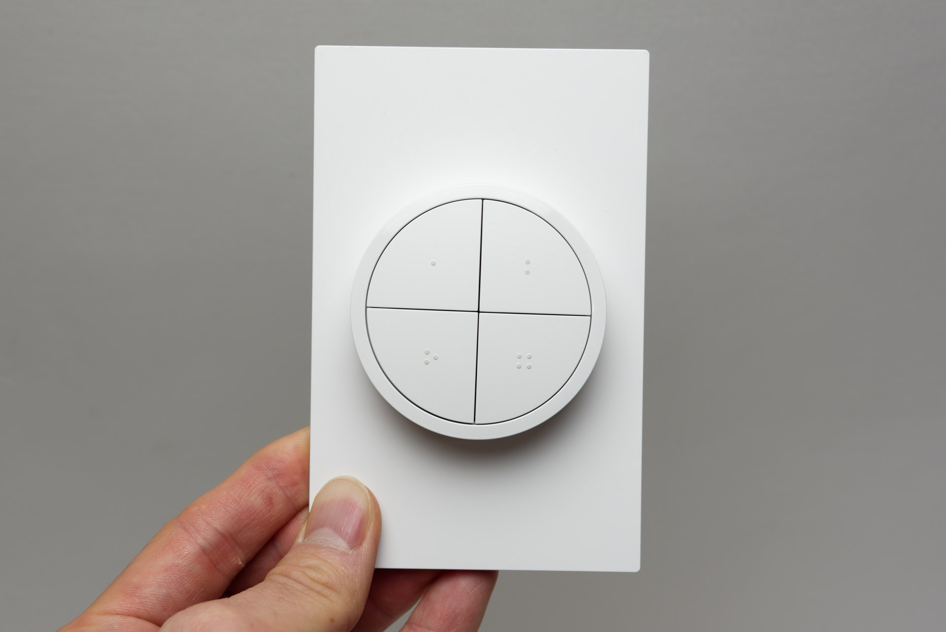 台座にセットして使ってもいいし、ボタン自体にマグネットが内蔵されているので、金属面に貼り付けて使うのもOK