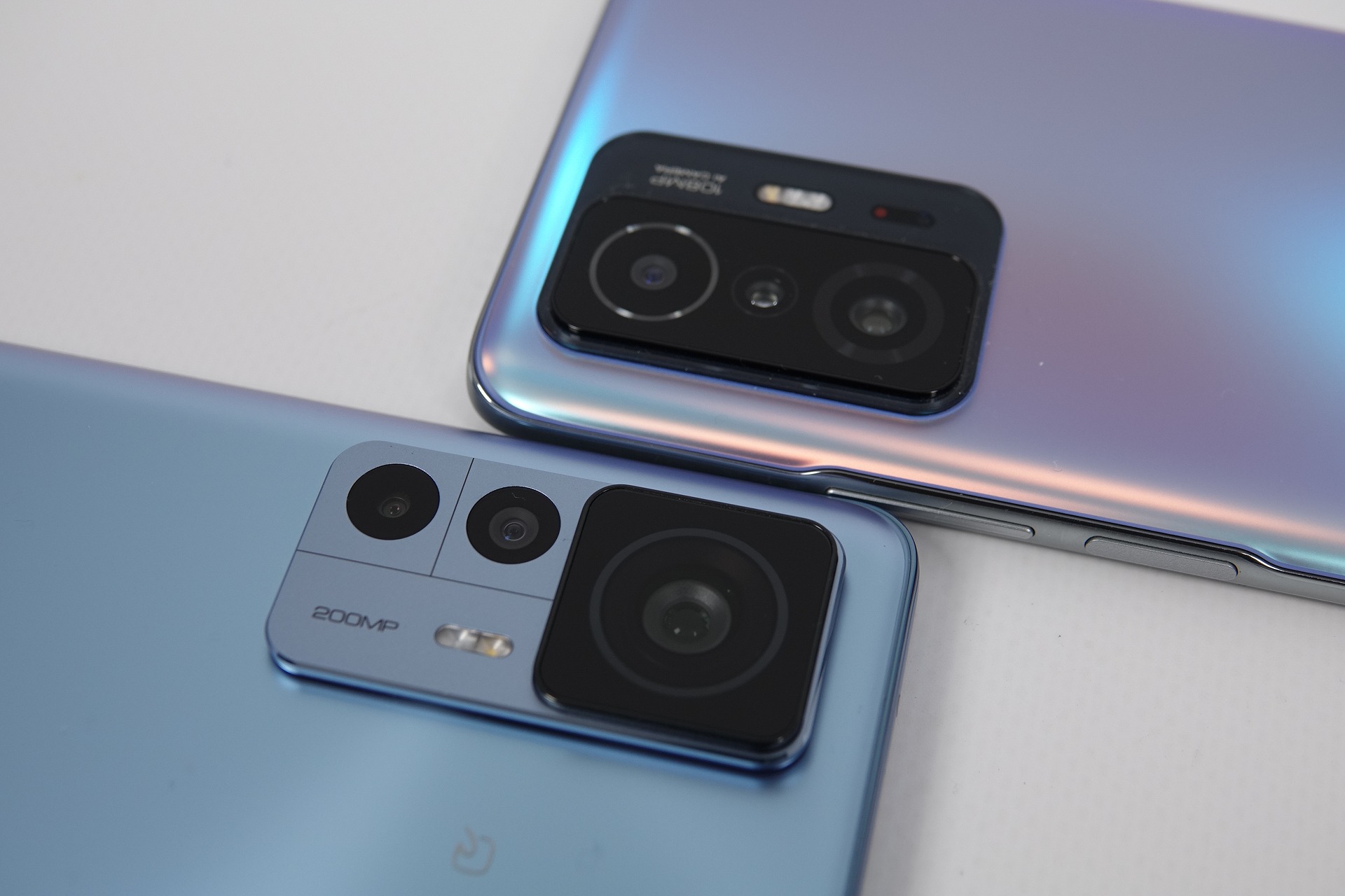 下が「Xiaomi 12T Pro」で上が「Xiaomi 11T Pro」