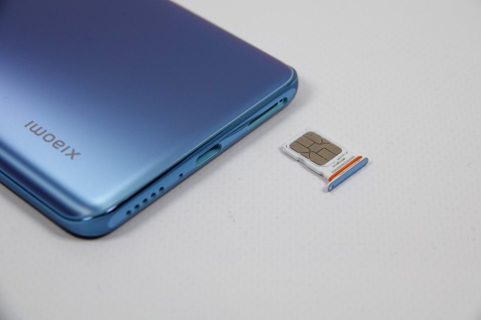 「Xiaomi 11T Pro」は物理SIMカード2枚のデュアルSIMだったが、「Xiaomi 12T Pro」は物理SIM1枚とeSIMのデュアルSIMとなった