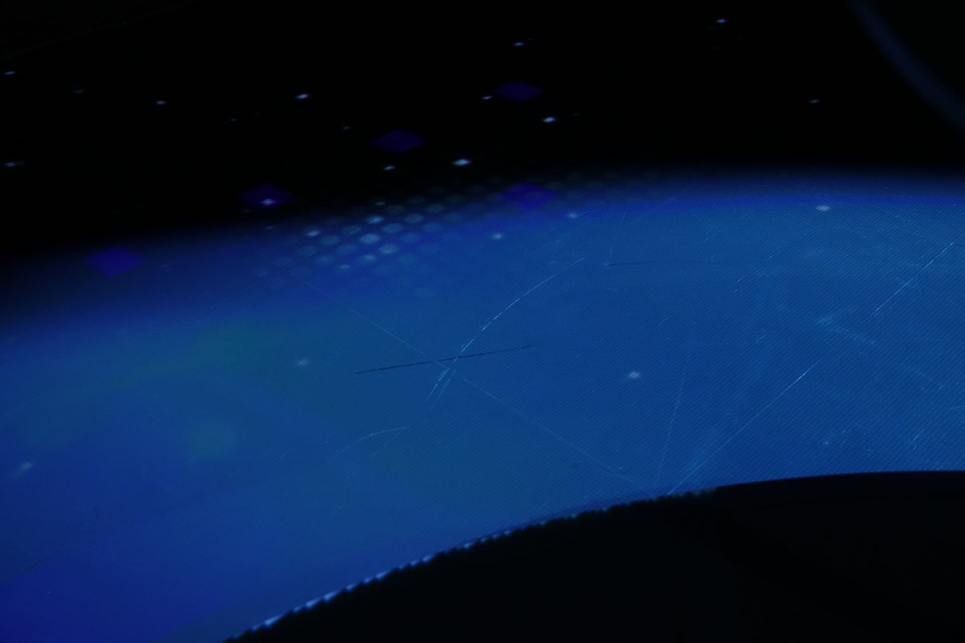 青いと落ち着いているということ（写真左）。仕事の連絡を取り合う業務用ケータイを取り出した瞬間、写真右のように黄色くぼやけたような状態になった