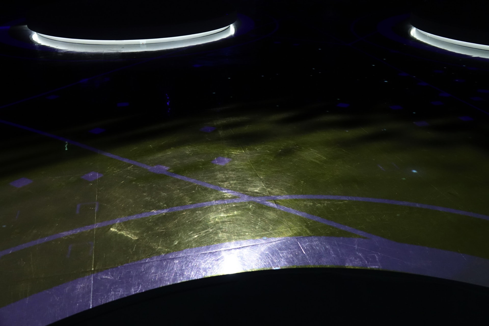 青いと落ち着いているということ（写真左）。仕事の連絡を取り合う業務用ケータイを取り出した瞬間、写真右のように黄色くぼやけたような状態になった