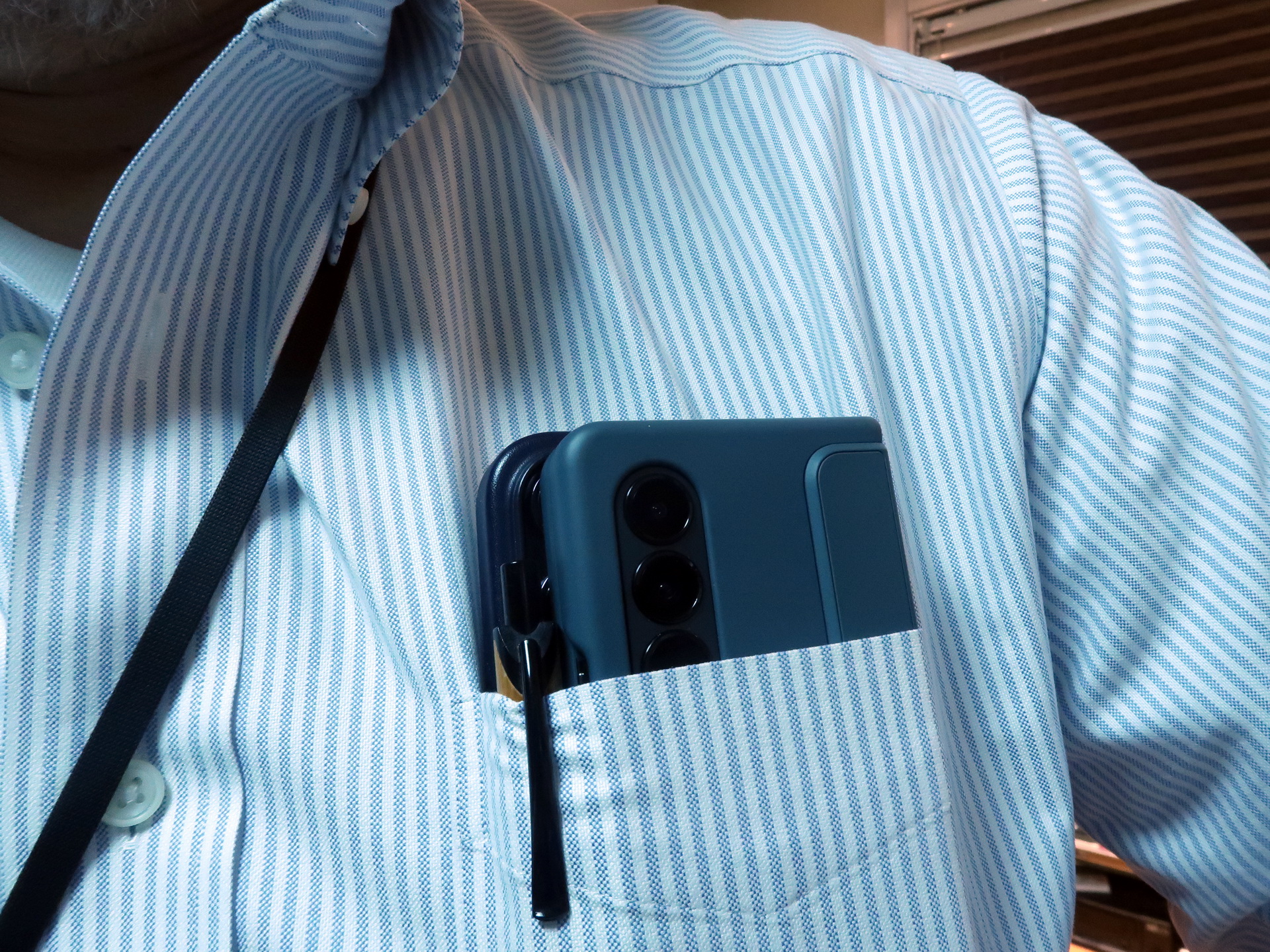 シャツの胸ポケットに「Galaxy Z Fold4」と「iPhone 14 Pro Max」を入れると、当然のことながら、パンパンに……