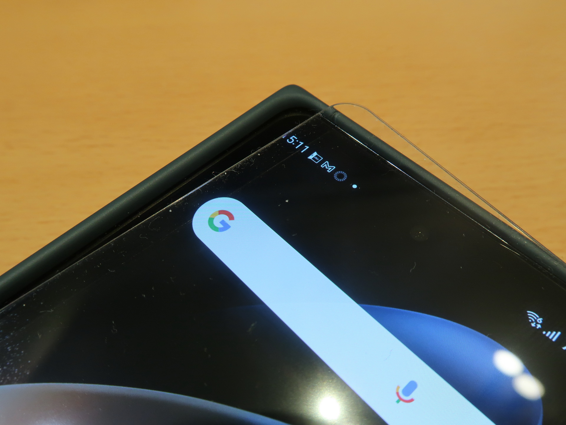 せっかく購入して、しっかりと貼り付けた市販の保護ガラスだけど、意外に簡単に剥がれてしまった