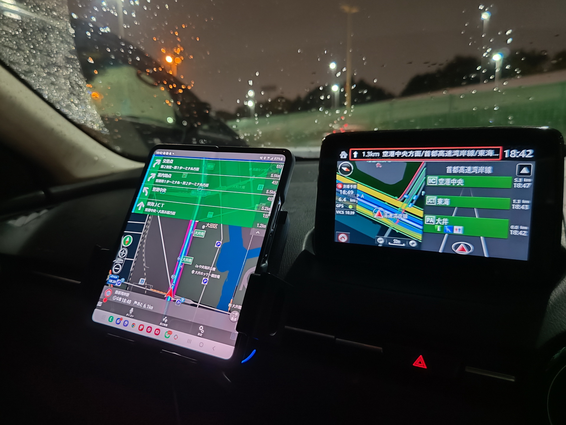 エアコンの吹出し口に車載ホルダーの「DEMCERT FOLD」を設置。「Galaxy Z Fold4」を開いた状態で固定できる。純正のカーナビと併用すれば、ロングドライブも安心!?