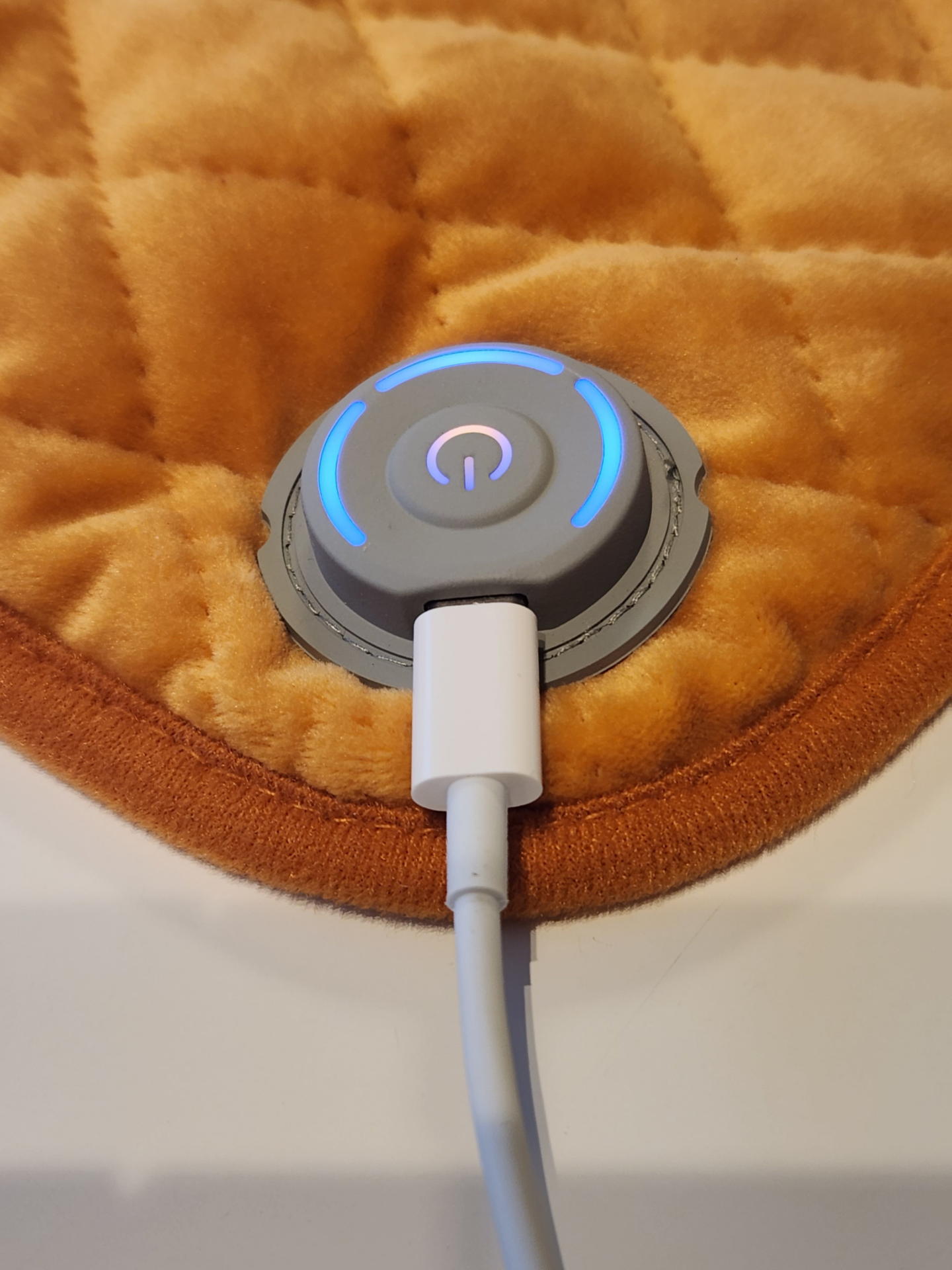 スタンバイ時から3秒の長押しで青（中モード）、再度、短押して赤（強モード）、もう一度短押しで緑（弱モード）を繰り返す