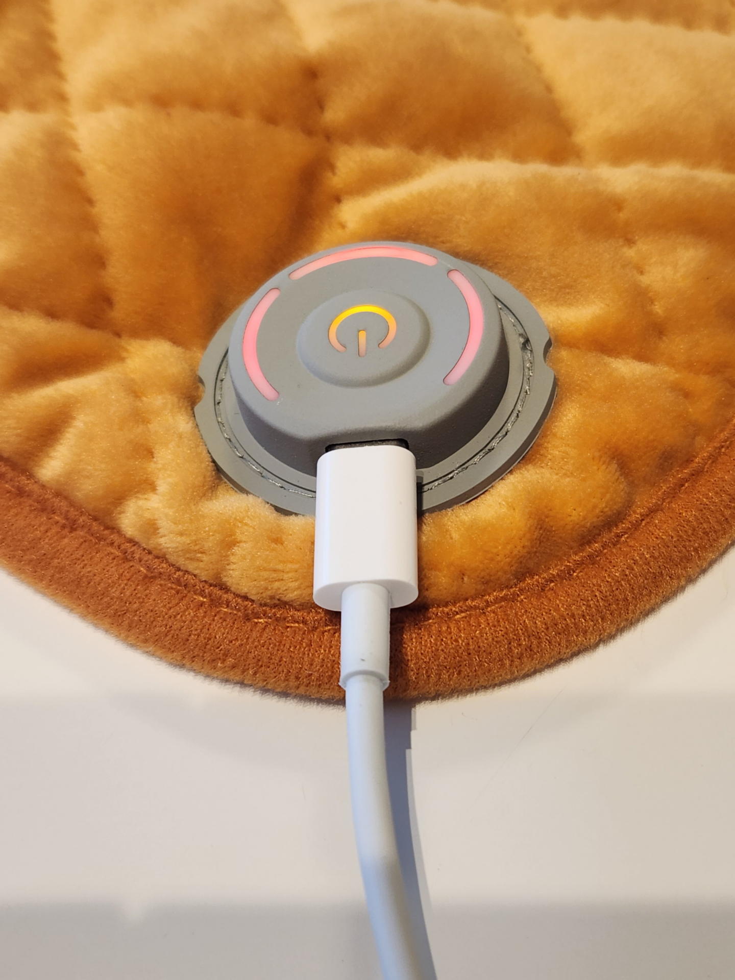 スタンバイ時から3秒の長押しで青（中モード）、再度、短押して赤（強モード）、もう一度短押しで緑（弱モード）を繰り返す