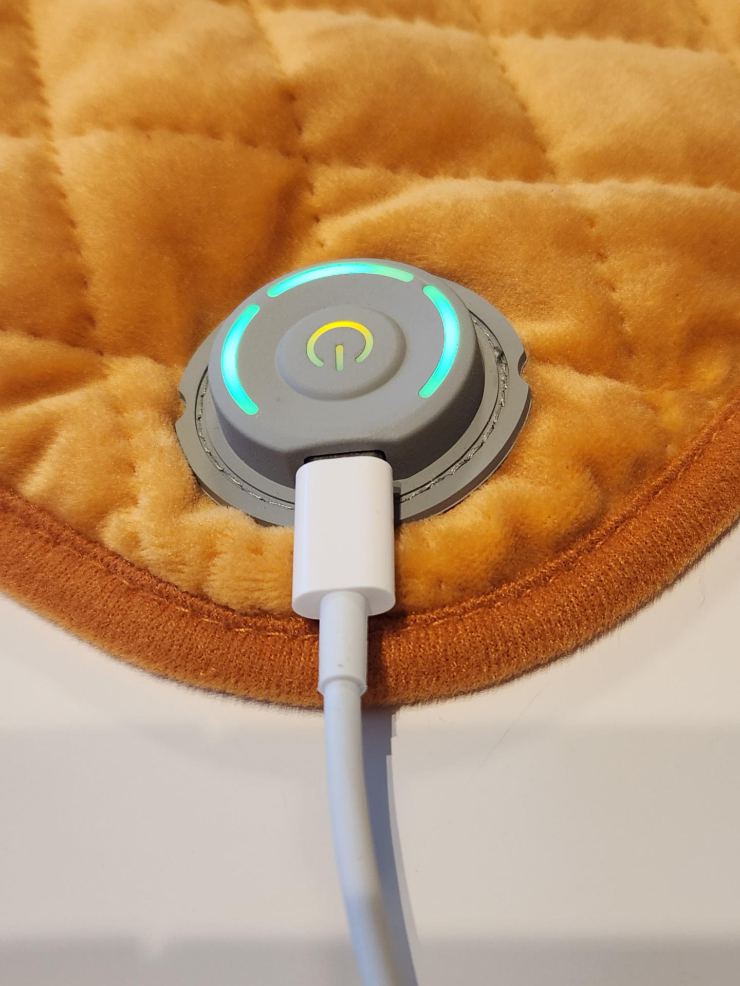 スタンバイ時から3秒の長押しで青（中モード）、再度、短押して赤（強モード）、もう一度短押しで緑（弱モード）を繰り返す