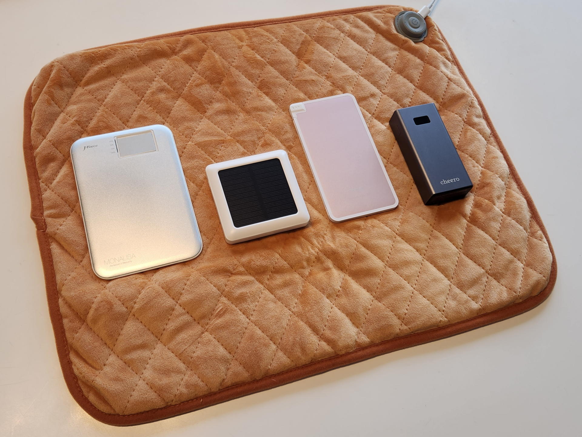 今回テストしたモバイルバッテリー4台。左端と右端の2台は3年くらい使っているが充放電回数はいずれも50回以下。中央の2台は先月ダイソーで購入した新しいモデルだ