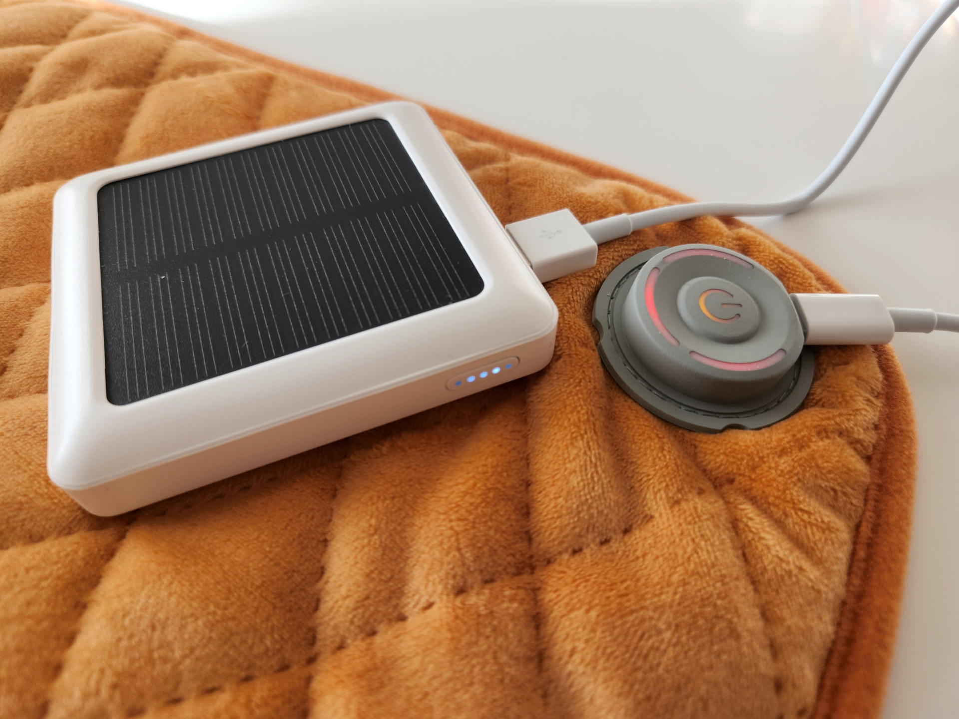 DAISOで購入したソーラー充電もできるモデルは5000mAhながら健闘。強モードで駆動時間は85分と上々だ