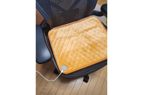 寒い冬のデスクワークに静寂性と空気のクリーンネスの両方を実現できる電熱マットは便利だ