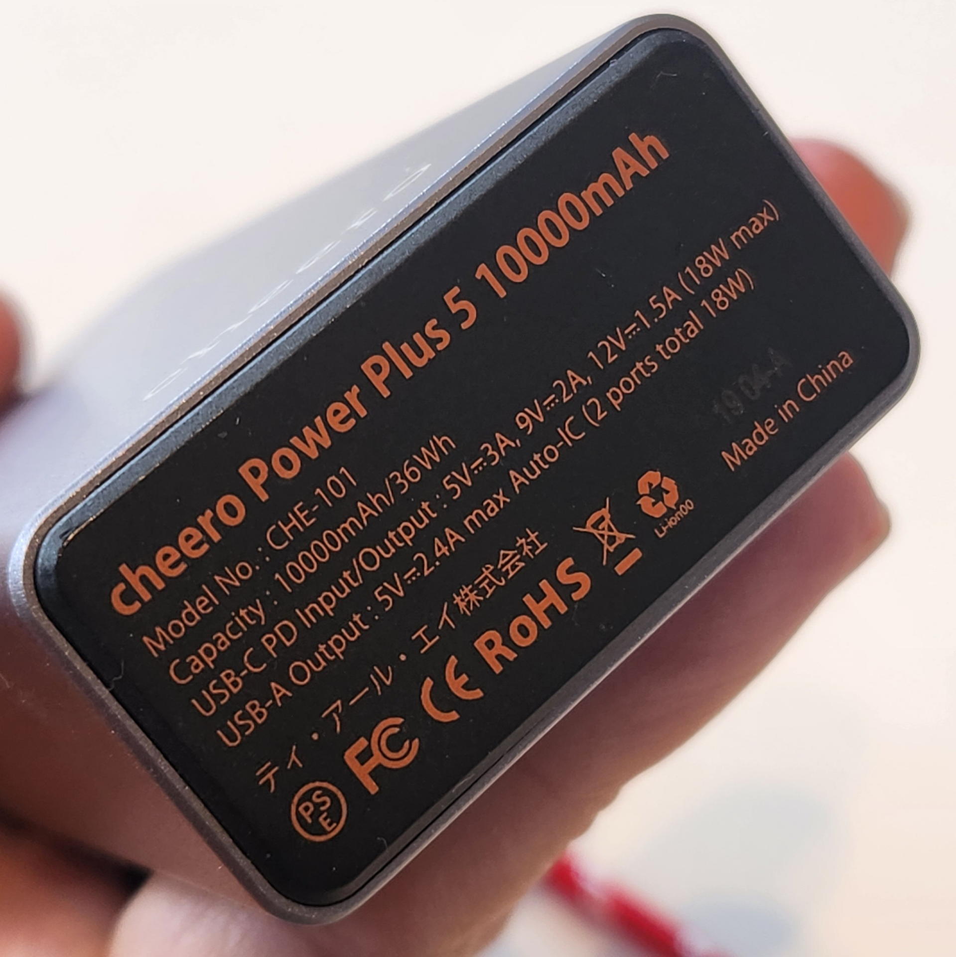 年季の入った最後のcheero（充放電50回以下）1万mAhは、なんと強モードでの連続駆動時間は3時間だった。弱モードなら間違いなくそれ以上だ