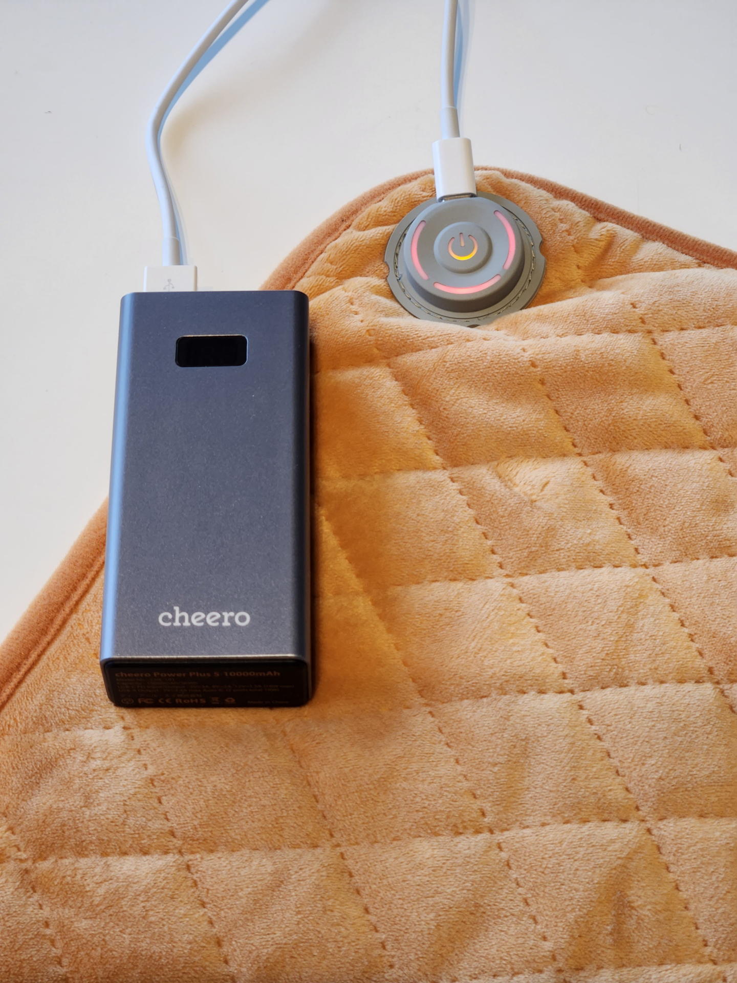 年季の入った最後のcheero（充放電50回以下）1万mAhは、なんと強モードでの連続駆動時間は3時間だった。弱モードなら間違いなくそれ以上だ