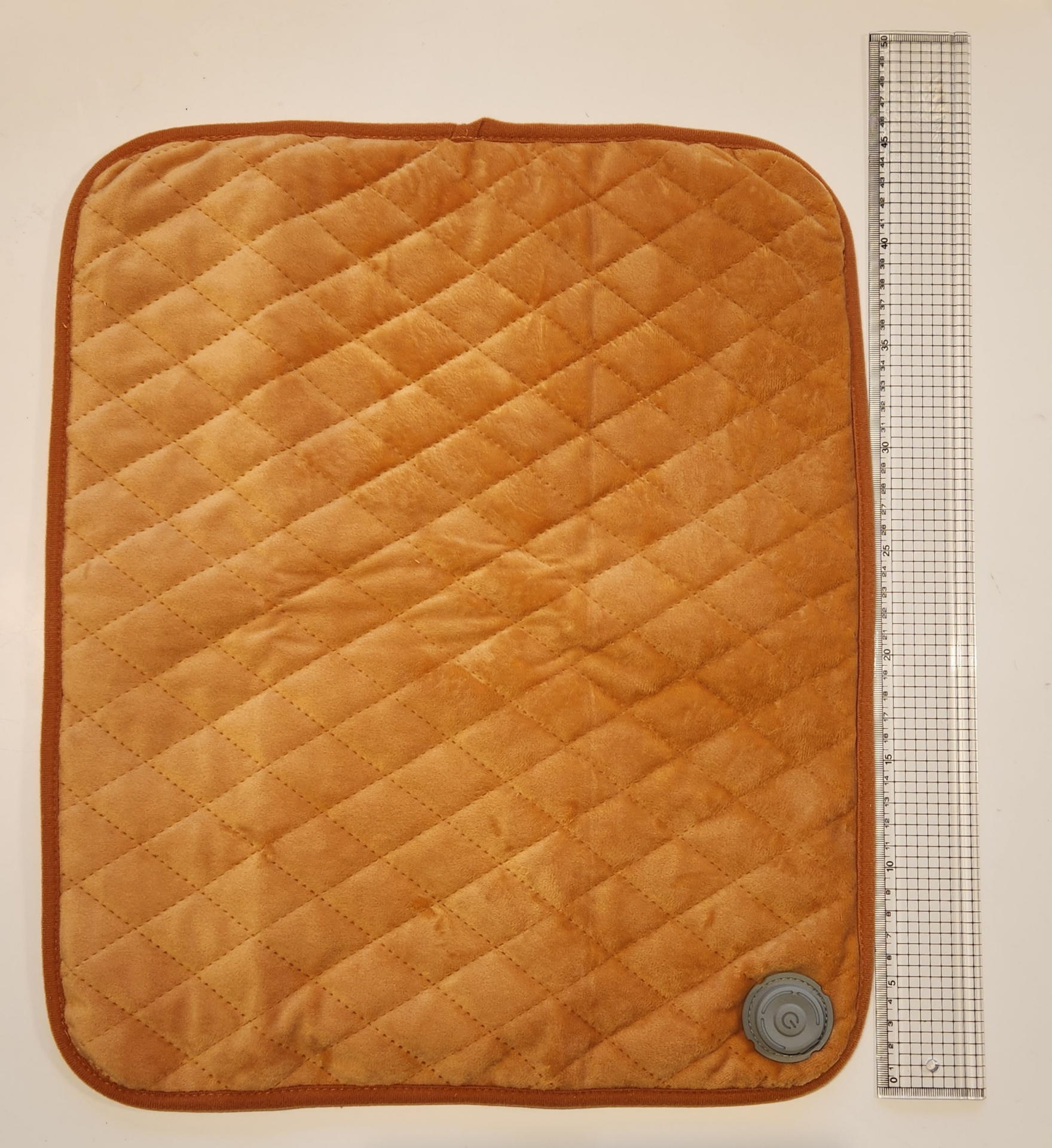 ひざ掛けにも椅子の座面に敷いてもピッタリなコンパクトサイズ。USBケーブルと取説が付属する