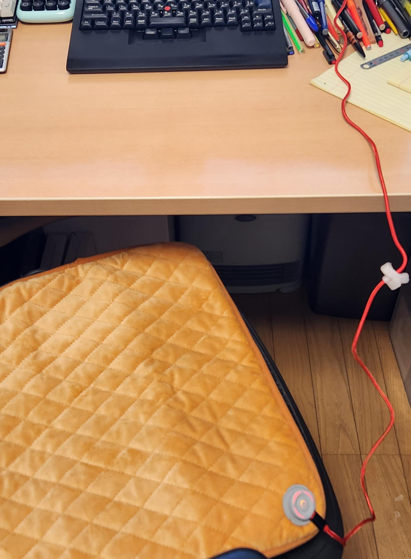 デスクトップパソコンから電源供給を受ける時は電気こたつ風延長USBケーブルを愛用している。延長コードの途中に電源オンオフスイッチがあって便利だ