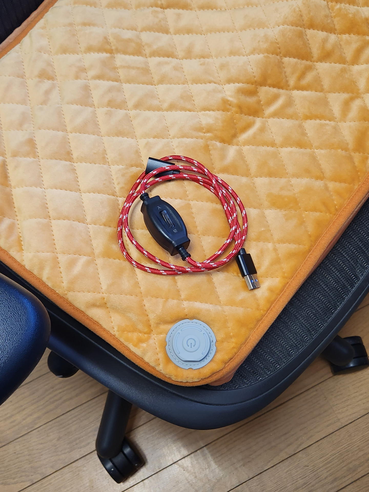 デスクトップパソコンから電源供給を受ける時は電気こたつ風延長USBケーブルを愛用している。延長コードの途中に電源オンオフスイッチがあって便利だ