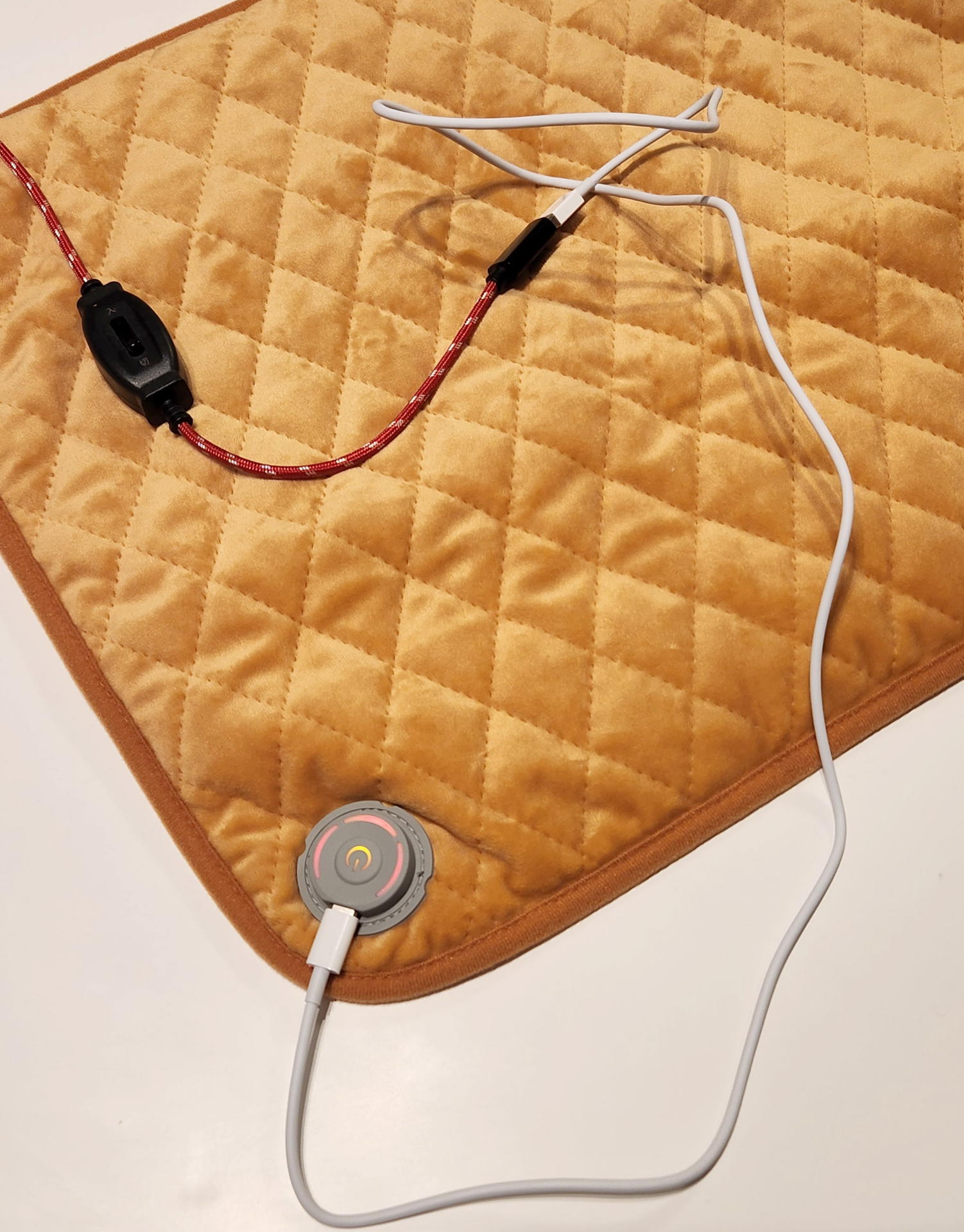 デスクトップパソコンから電源供給を受ける時は電気こたつ風延長USBケーブルを愛用している。延長コードの途中に電源オンオフスイッチがあって便利だ