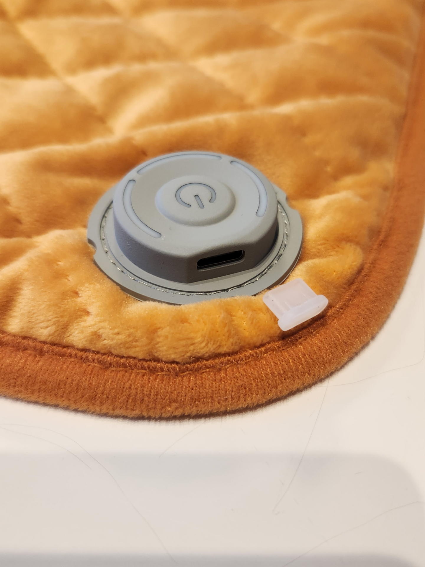 電源ボタン側面のキャップを外してUSB Type-Cケーブルを挿入する