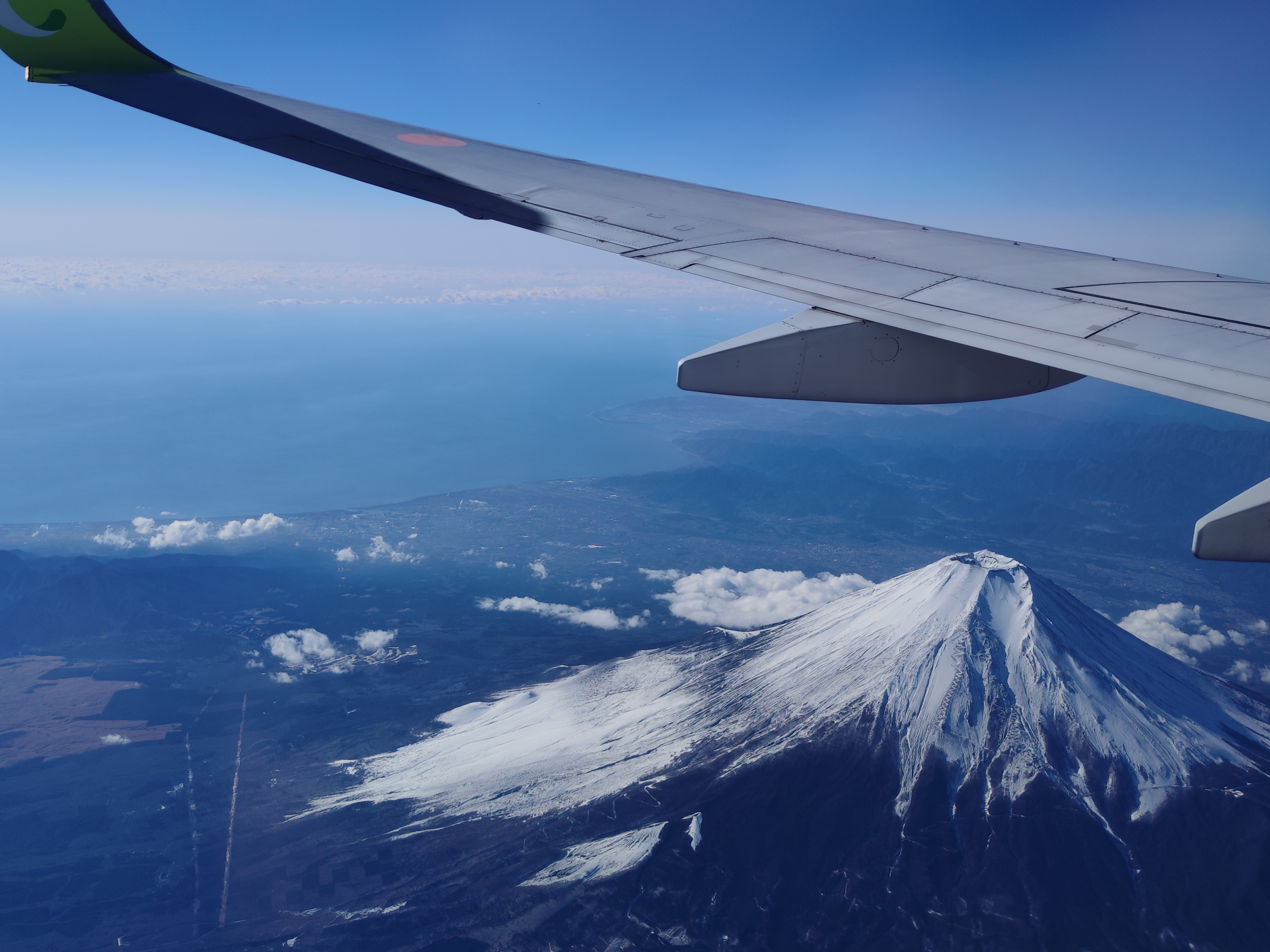 地方ロケに向かう途中、飛行機から富士山を撮った。オートフォーカスも迷うことなく窓越しの霊峰に合焦した。露出もホワイトバランスも良好である