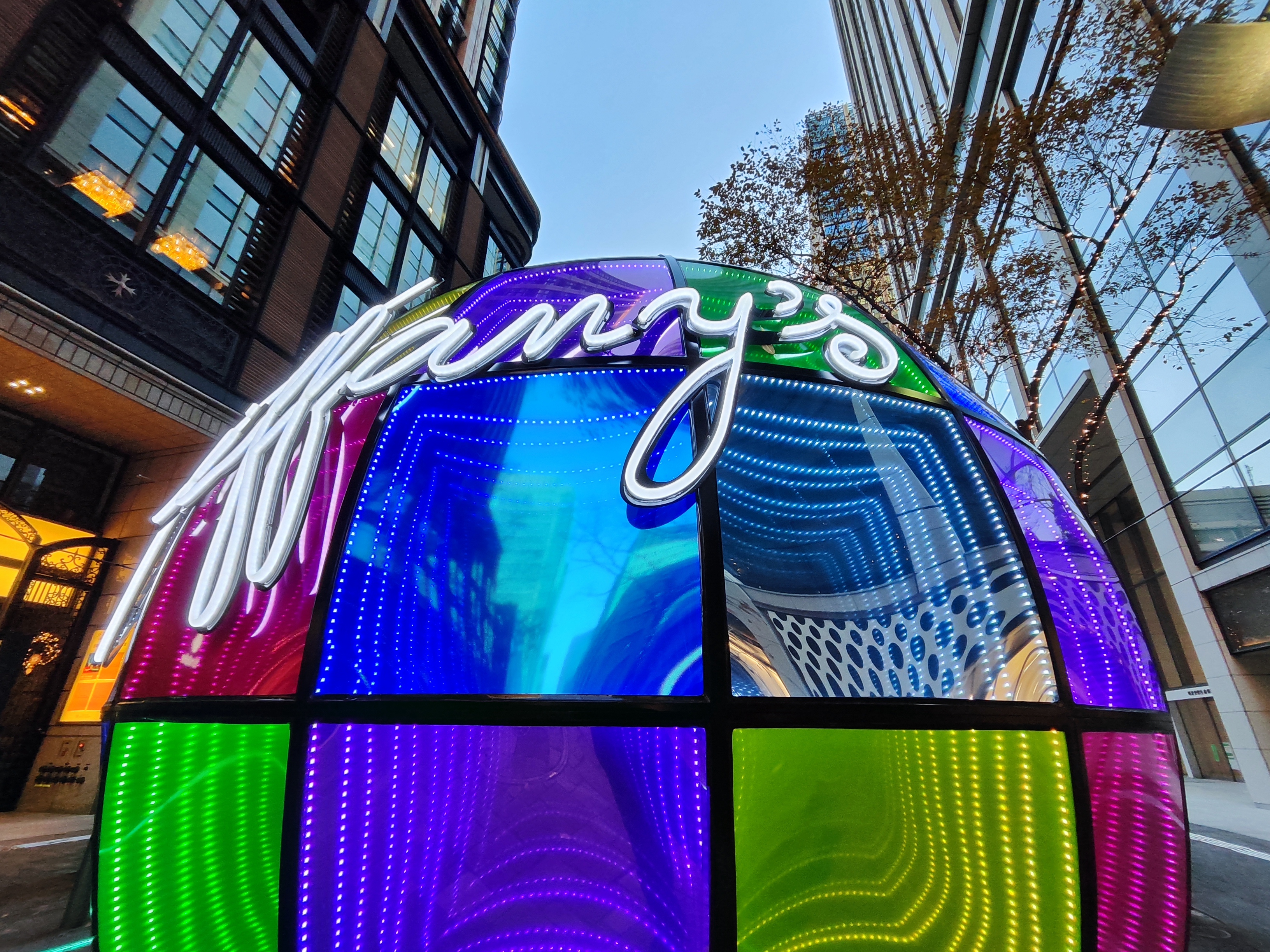 薄暮かつさまざまな光源が混じるシチュエーションでも「Xiaomi 12T Pro」は確実な写りを見せてくれた。微妙な色合い、オブジェのテクスチャー感もリアルな印象を受けた