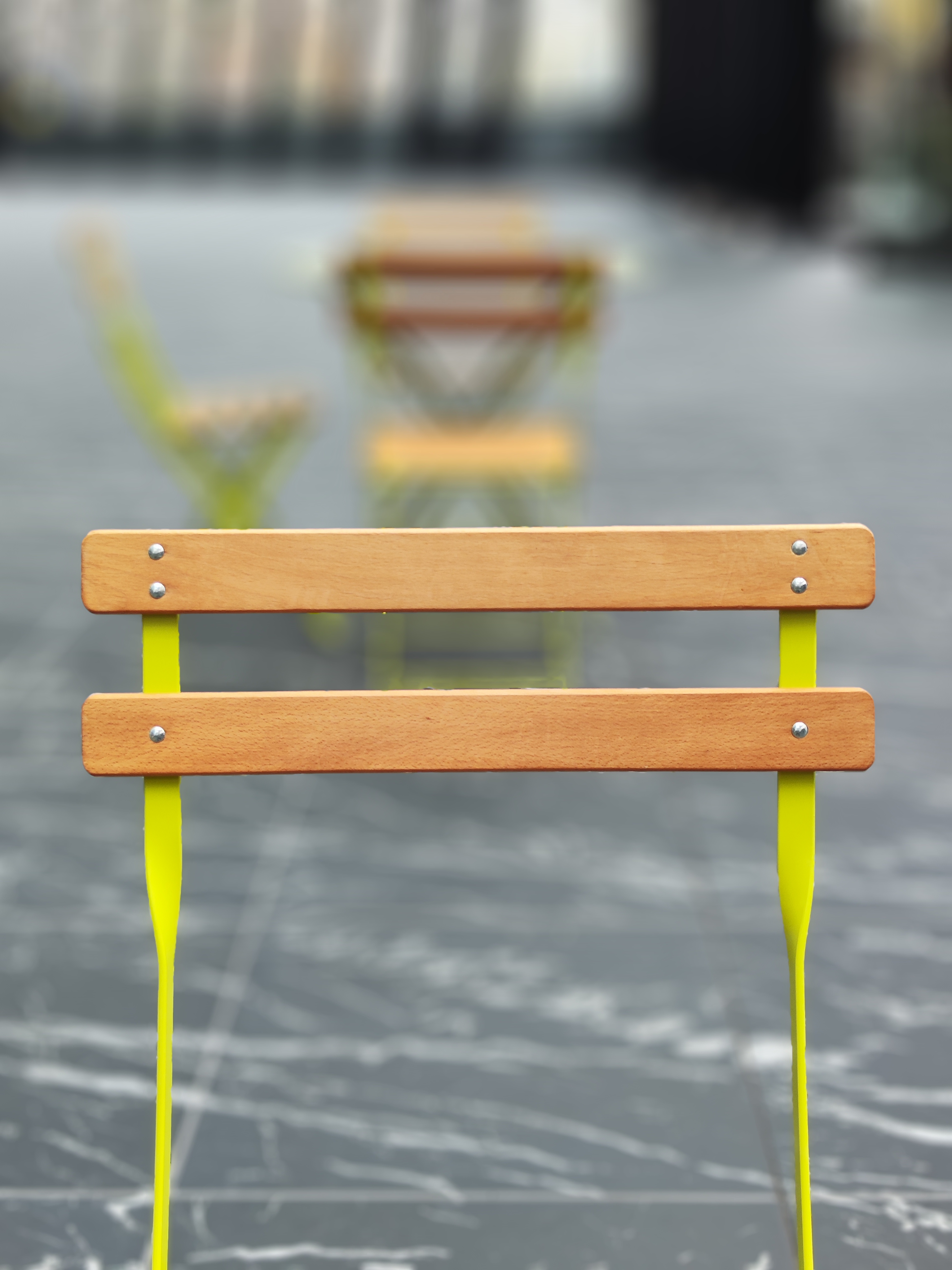 「Xiaomi 12T Pro」のポートレートモードは本当にいい。休憩中に何気なく撮影した椅子のカットだが、その細かい空いた部分もキレイに境界判定して切り抜いた。ボケ感も雰囲気があっていいね