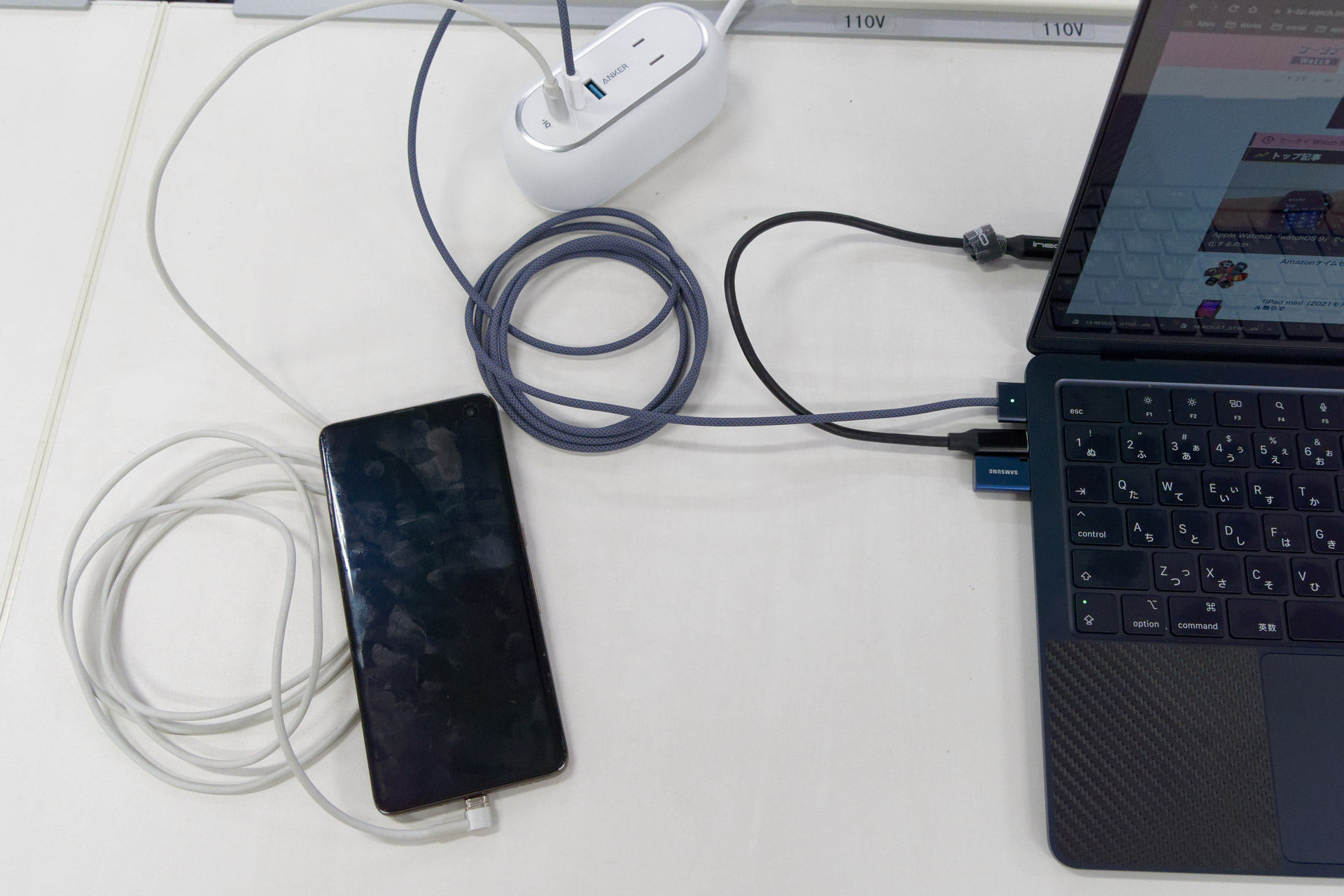 取材先でスマホとノートパソコンを充電中