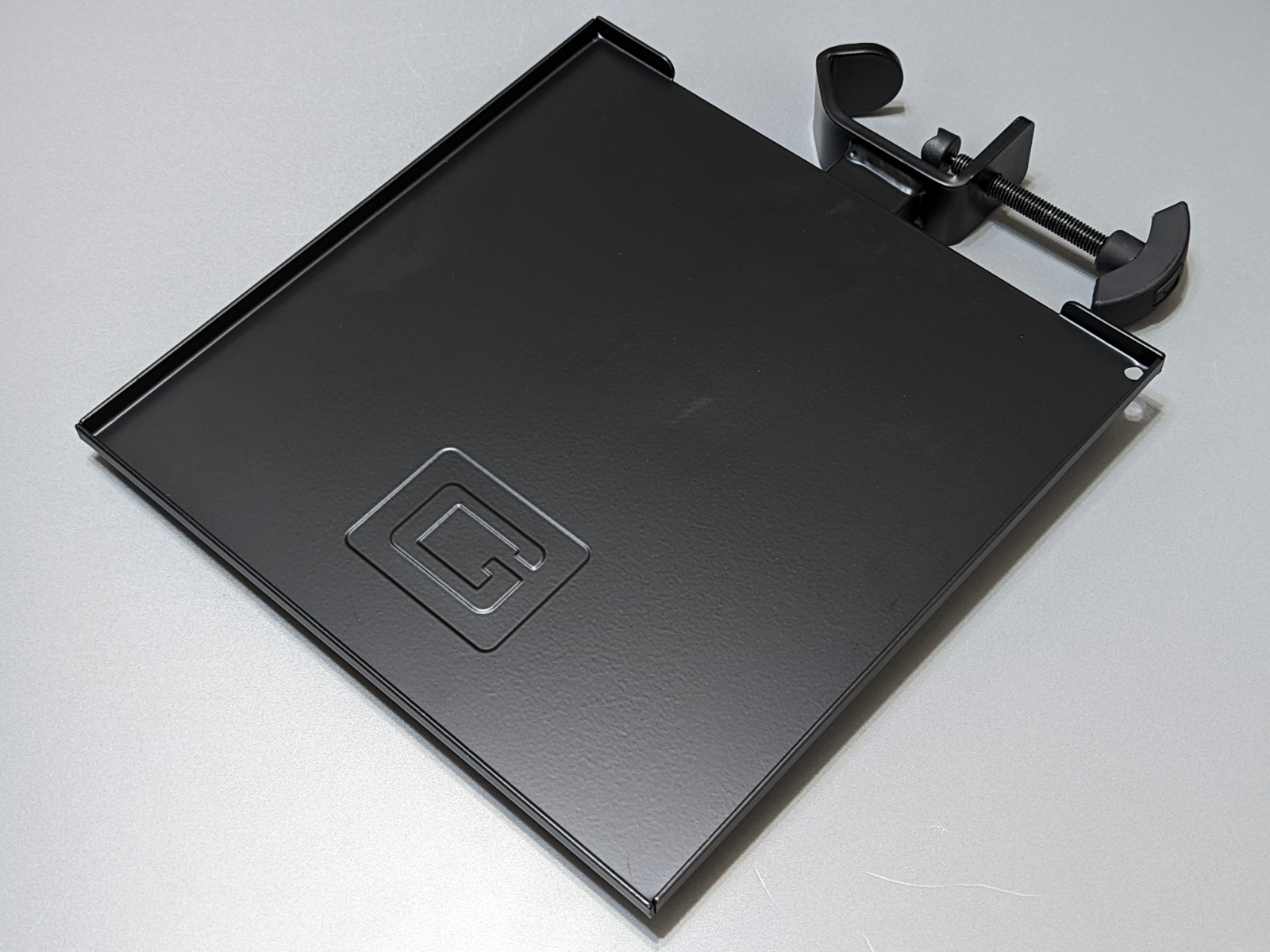 本体はスチール製で購入後すぐはその重量に驚かされる