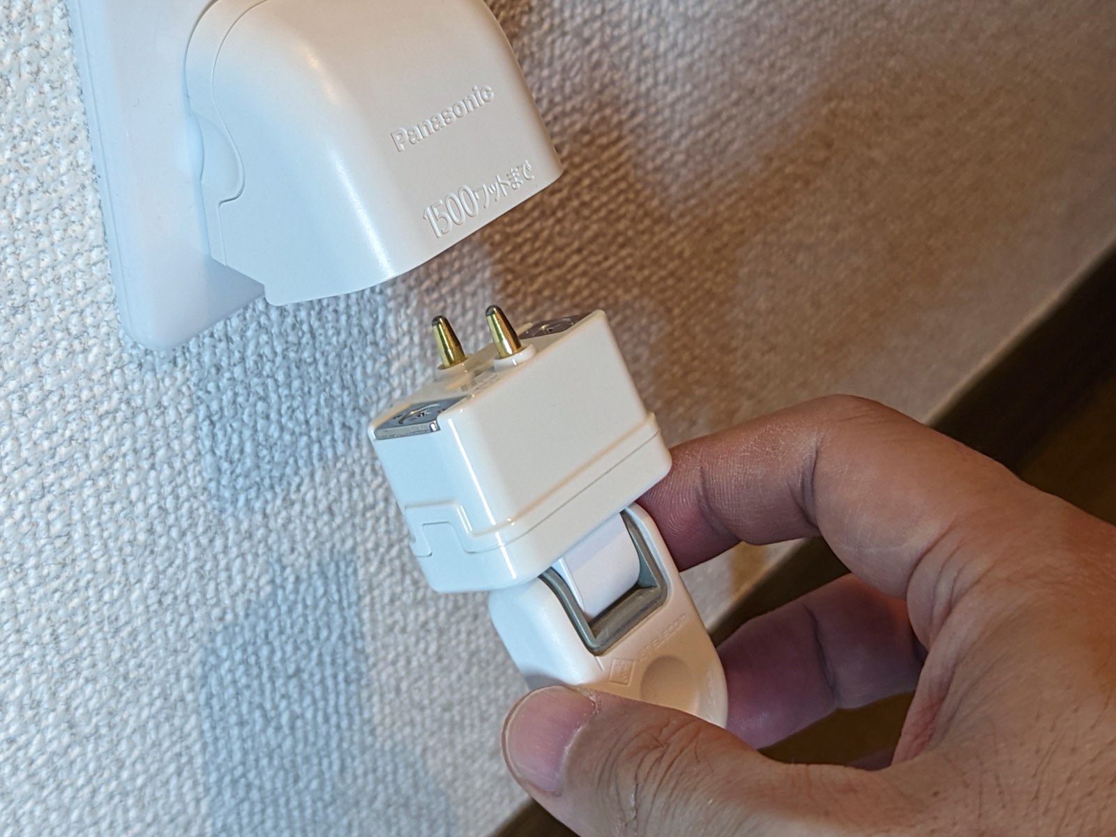 先端のピンは独自形状。親パーツに近づけると…