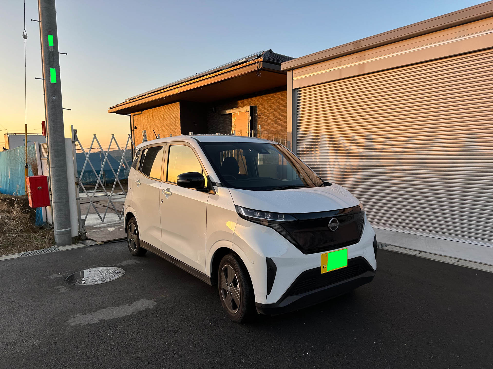 dカーシェア経由のe-シェアモビで借りた「サクラ」。左後方は建築中の筆者新居である