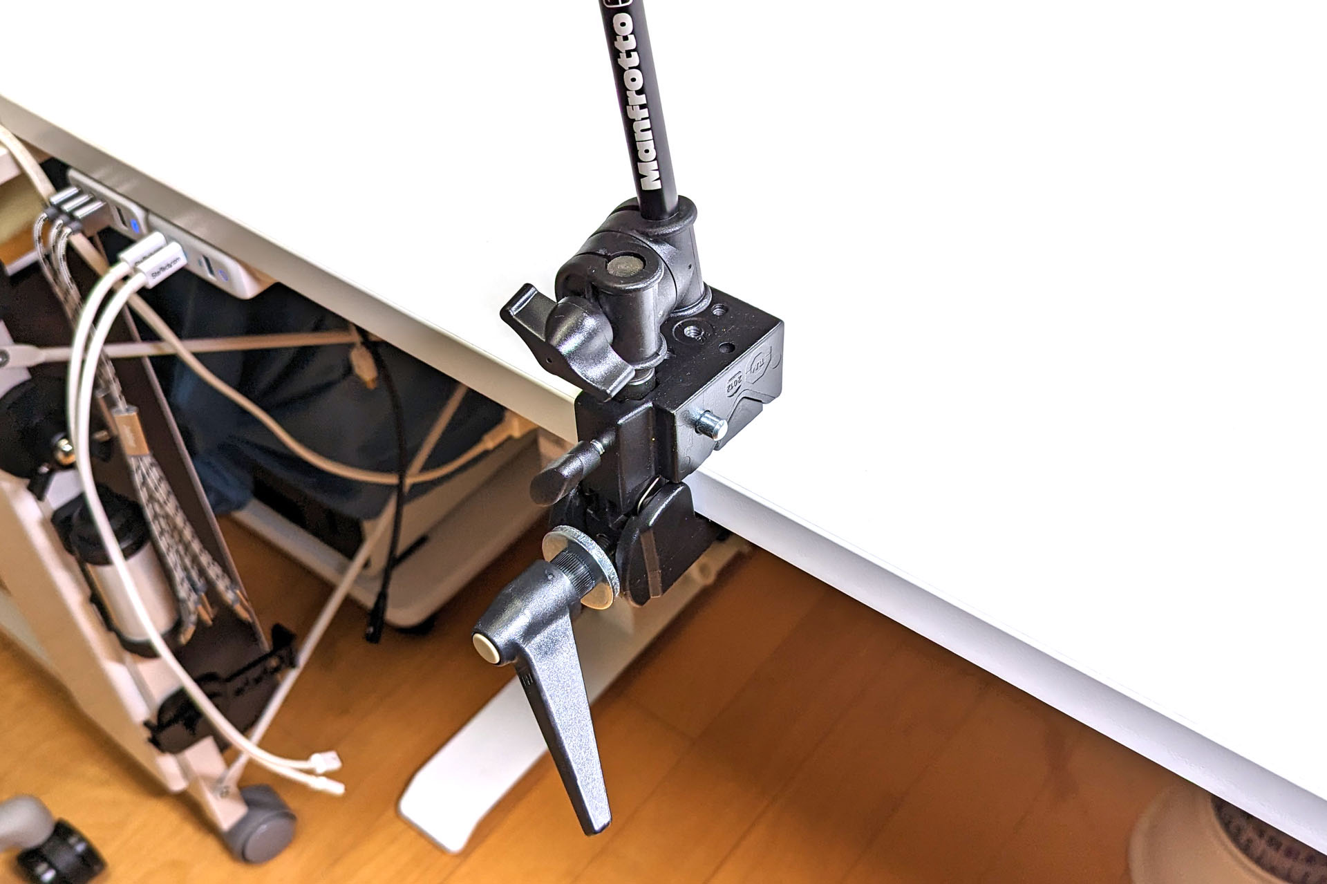 机にはこのクランプで固定。三脚を出すなどするより圧倒的に速くセットできる。