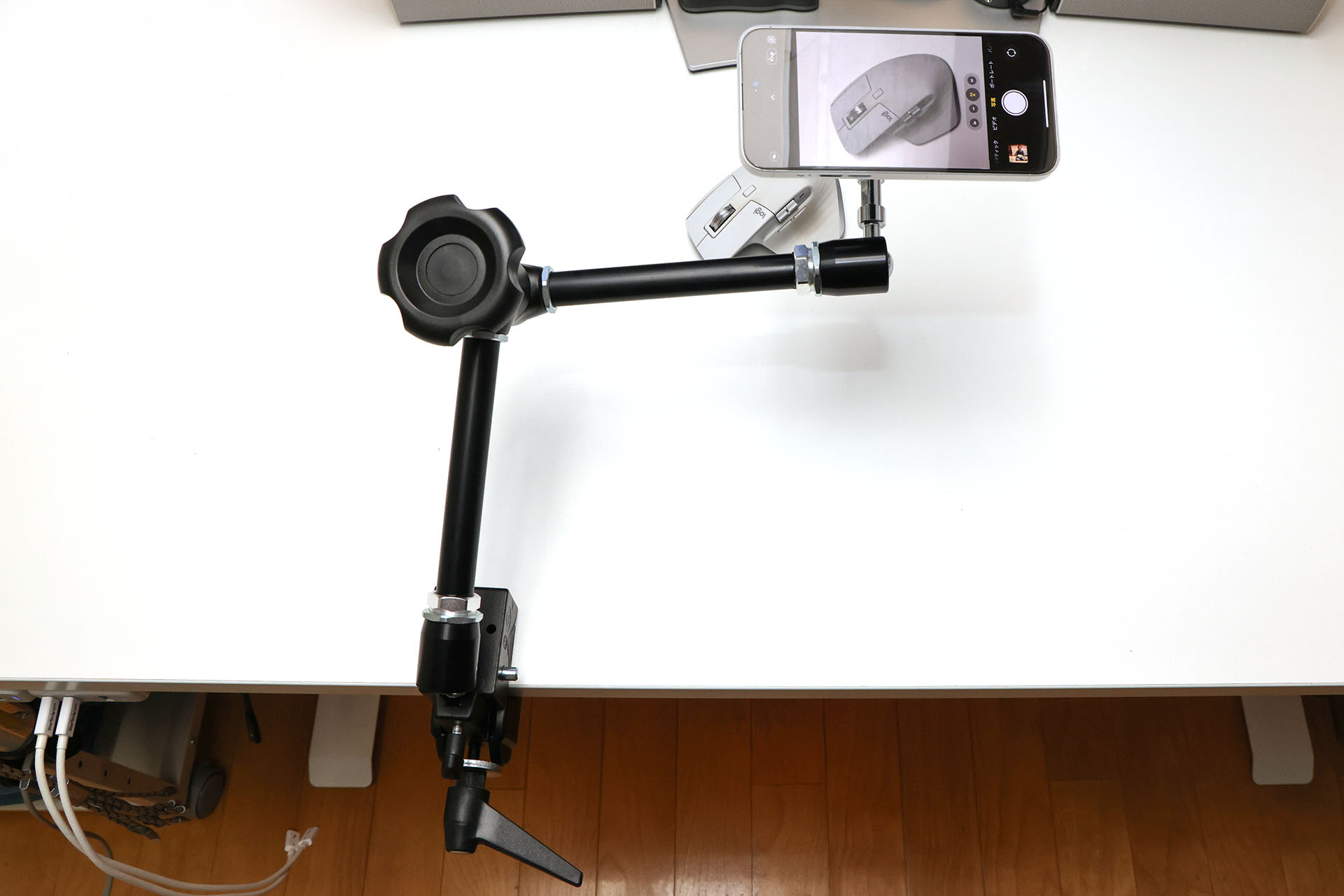 アームは3関節式だが丸いノブを緩めれば関節が3つとも自由に動くようになる。iPhoneはMagSafeで固定できるようになった。