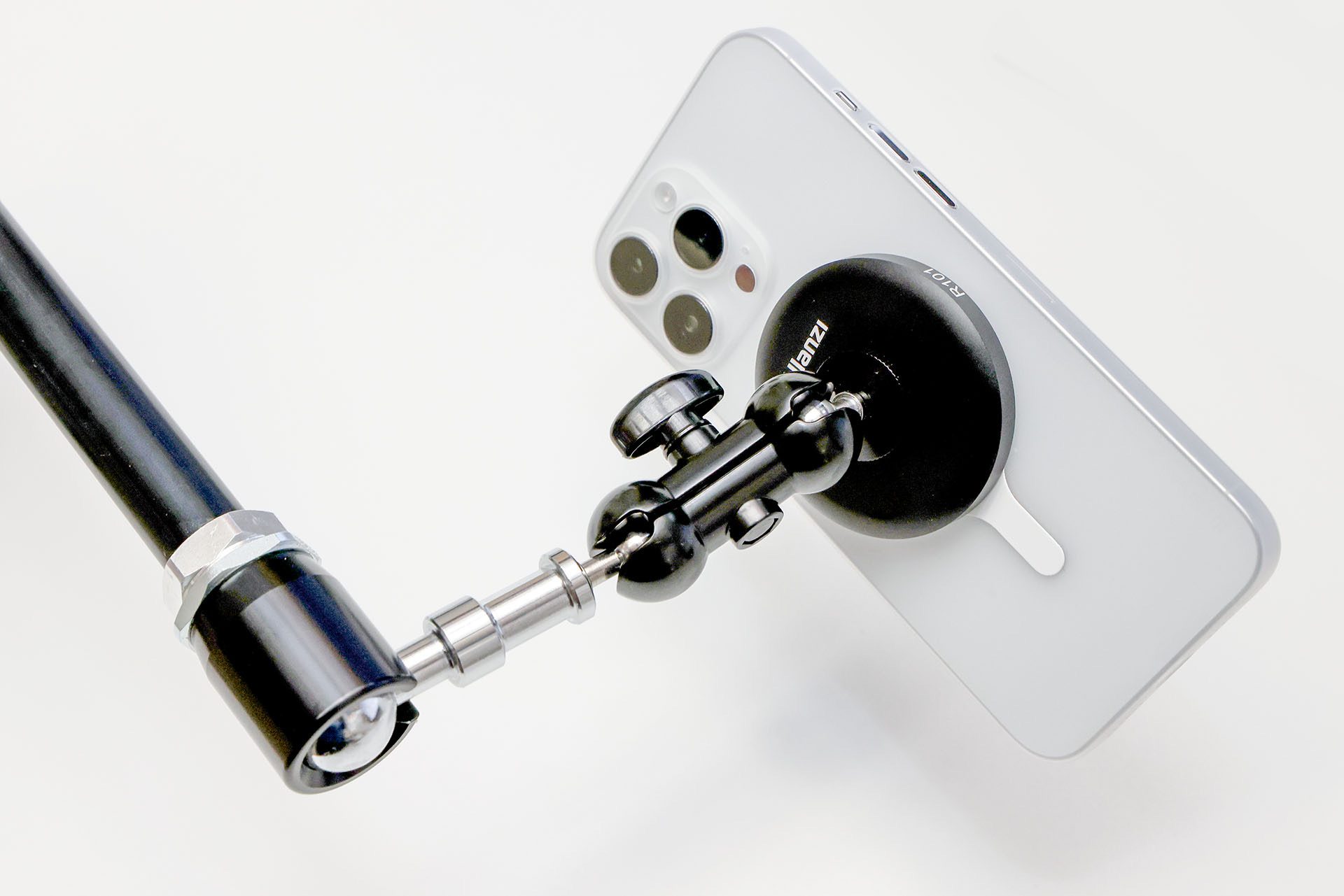 iPhoneとアームの接続に、短い2関節式アームを取り付けたので、iPhoneの向きの微調整も素早く行えるようになった。