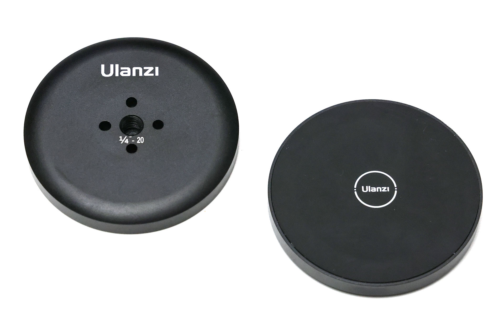 ULANZI「MagSafe用 スマホホルダー R101」はMagSafe対応のスマートフォンホルダーで、裏面には1/4インチサイズ（1/4-20UNC）の三脚ネジ穴がある。MagSafe部分のマグネット吸着力はかなり強い部類だ。Amazonで3280円。